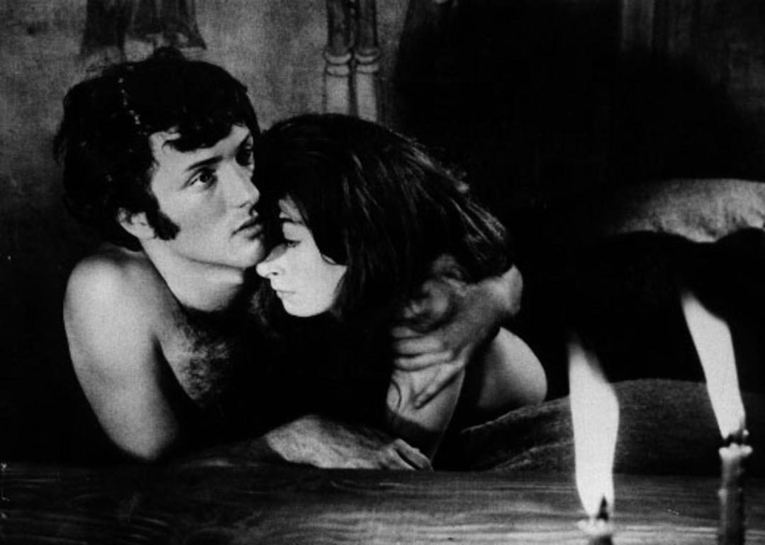 Unknown Figurative Photograph - The American Actress Anjelica Houston and the Actor... - Vintage photo - 1970s