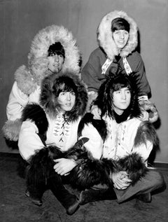 The Beatles con abrigos pesados