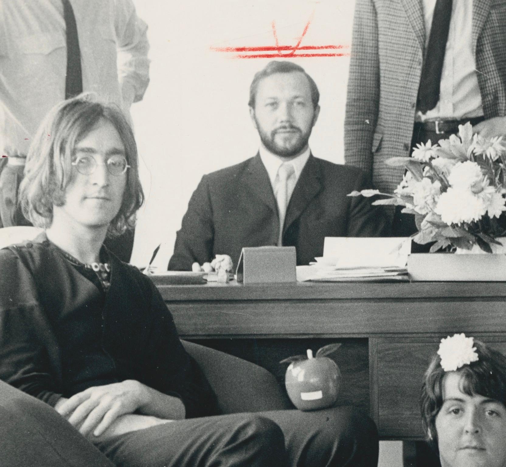 Die Beatles, Büro, Schwarz-Weiß-Fotografie, 20,7 x 25,4 cm – Photograph von Unknown