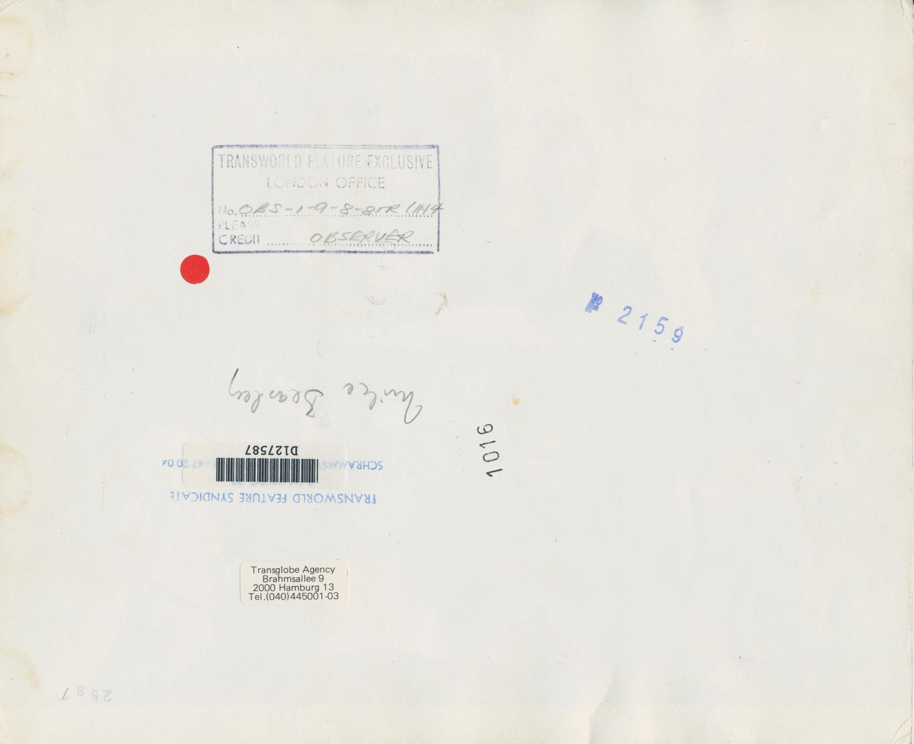 Die Beatles, Büro, Schwarz-Weiß-Fotografie, 20,7 x 25,4 cm (Moderne), Photograph, von Unknown