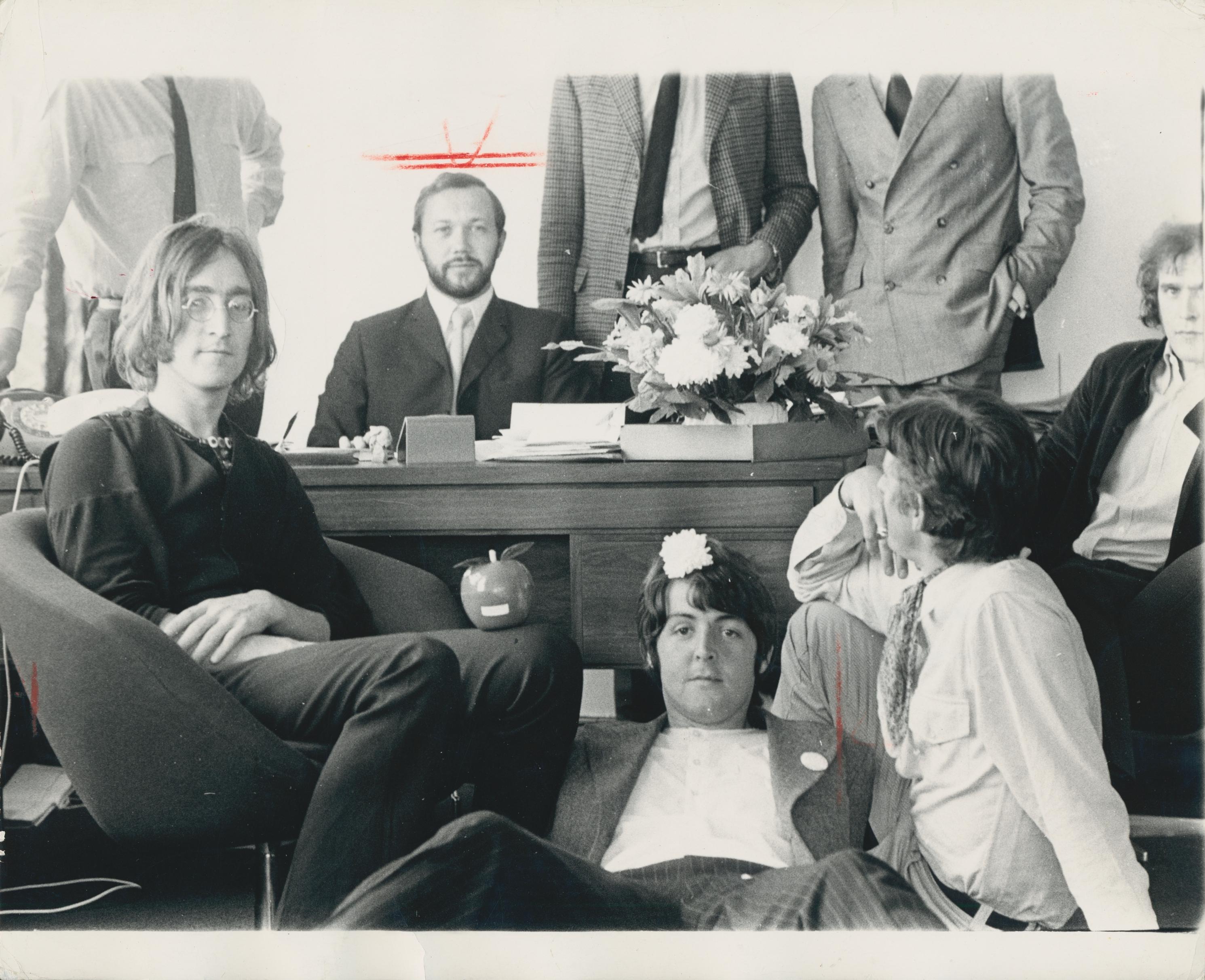 Unknown Portrait Photograph – Die Beatles, Büro, Schwarz-Weiß-Fotografie, 20,7 x 25,4 cm