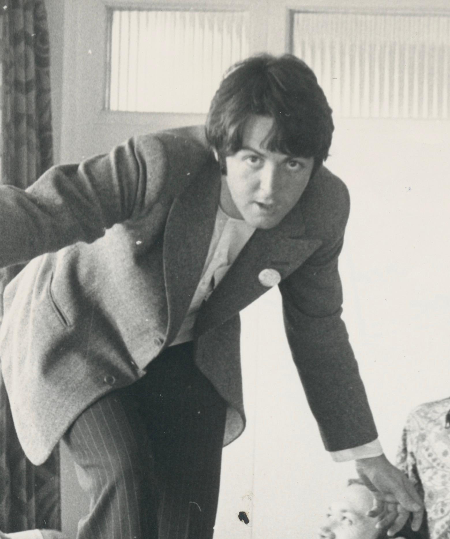 Die Beatles, Büro, Schwarz-Weiß-Fotografie, 25,4 x 20,7 cm – Photograph von Unknown