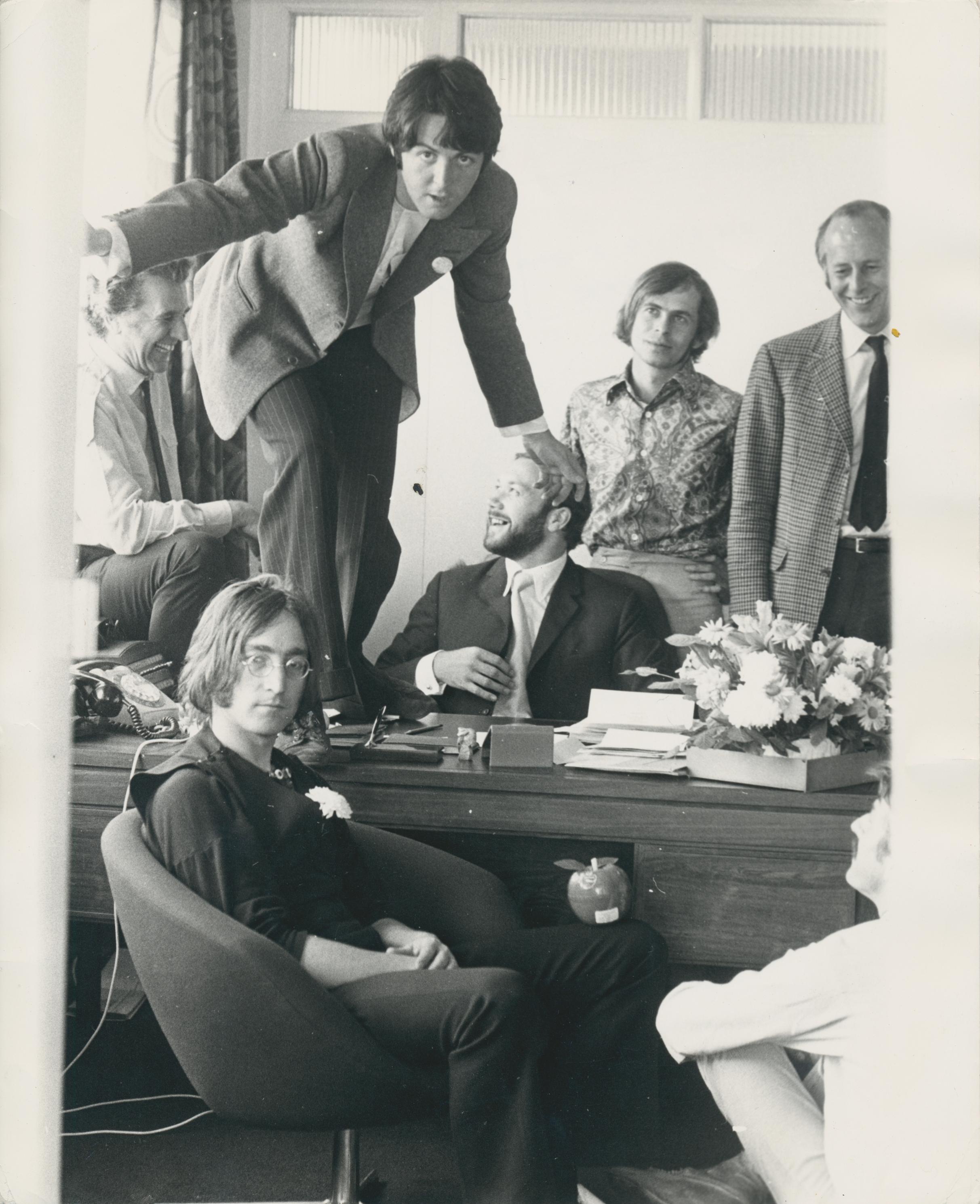 Unknown Black and White Photograph – Die Beatles, Büro, Schwarz-Weiß-Fotografie, 25,4 x 20,7 cm