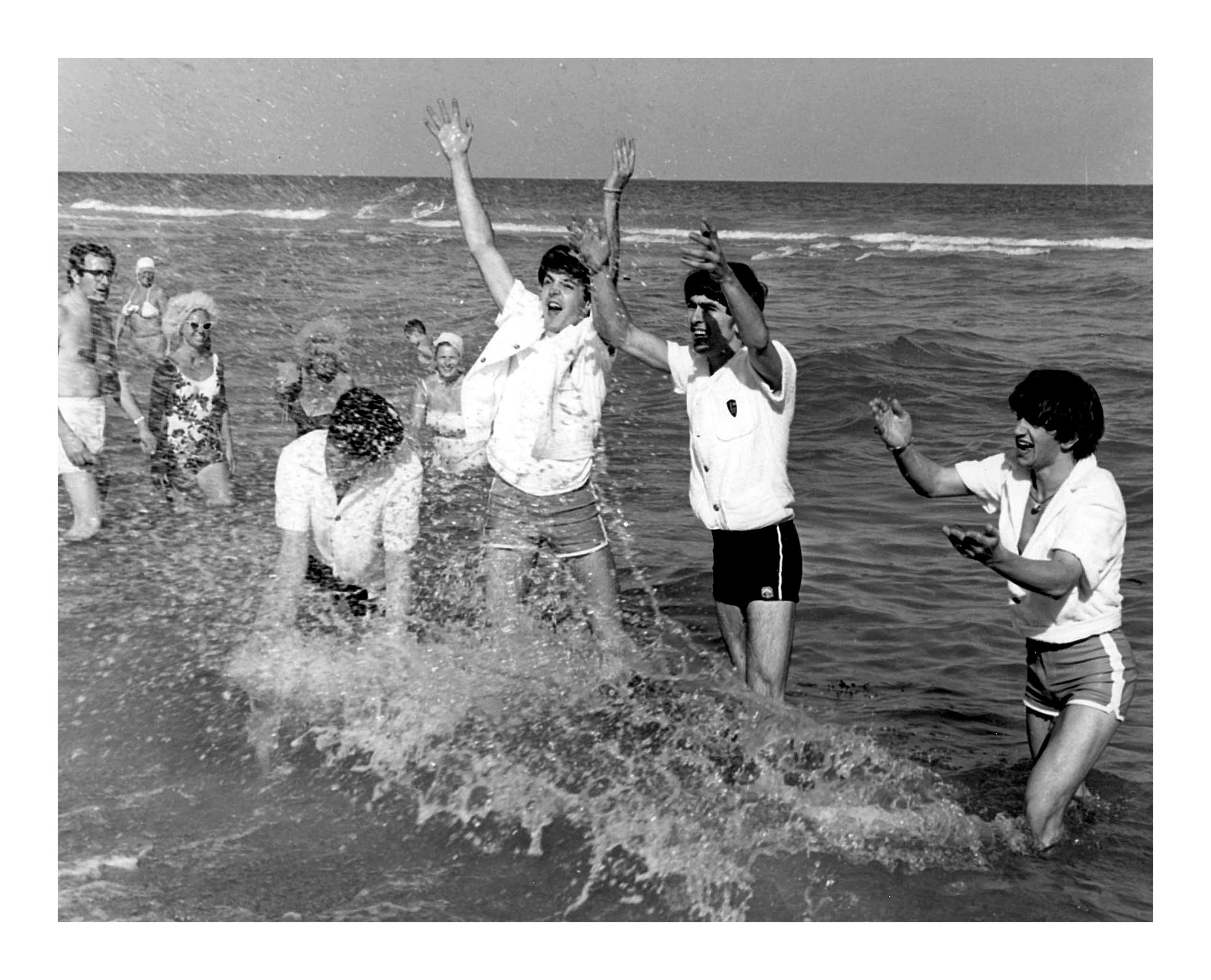 Les Beatles : Splashing in the Sea - Contemporain Photograph par Unknown