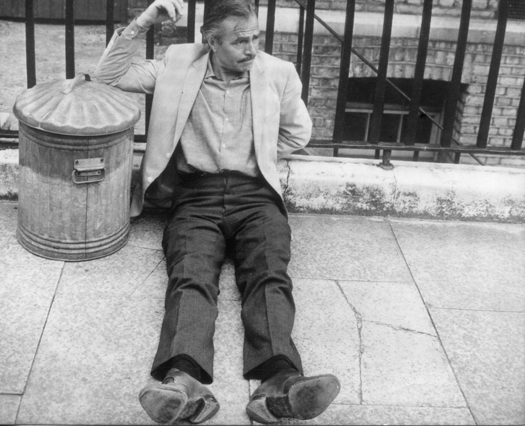 Unknown Portrait Photograph – Der britische Schauspieler James Mason - Original-Vintage-Fotografie - 1964