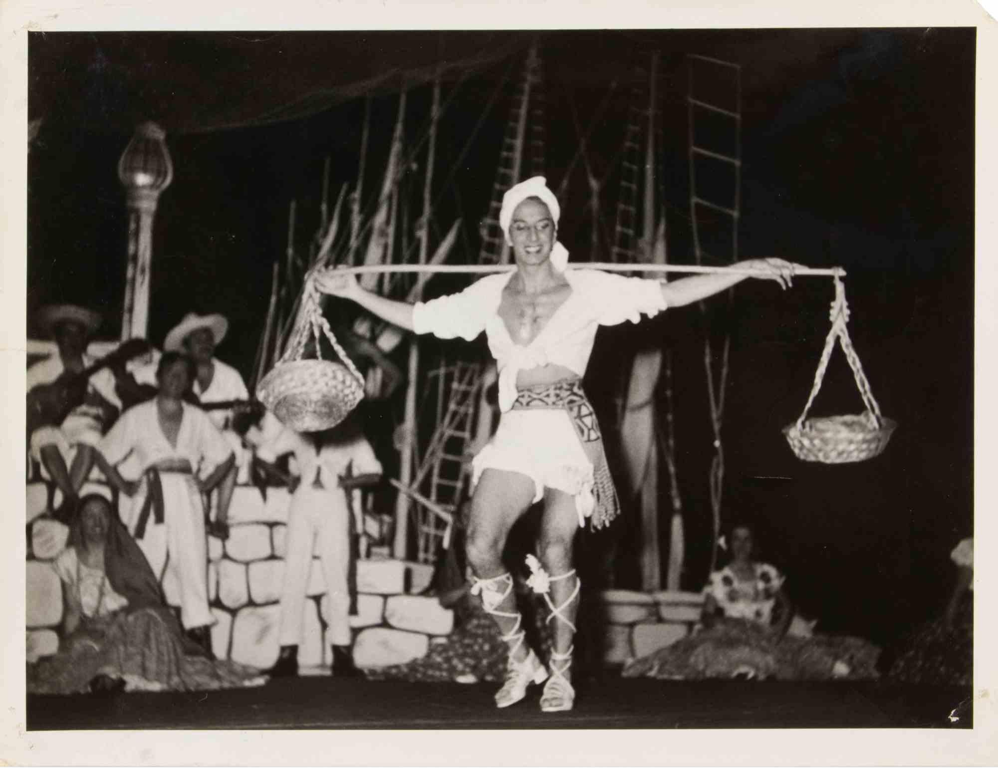 Unknown Figurative Photograph – The Burlesque – Vintage-Fotografie – 1960