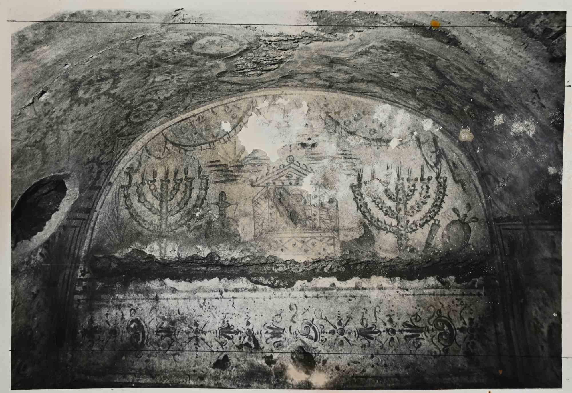 Figurative Photograph Unknown - The Catacombs, Rome - Photographie vintage, 1975