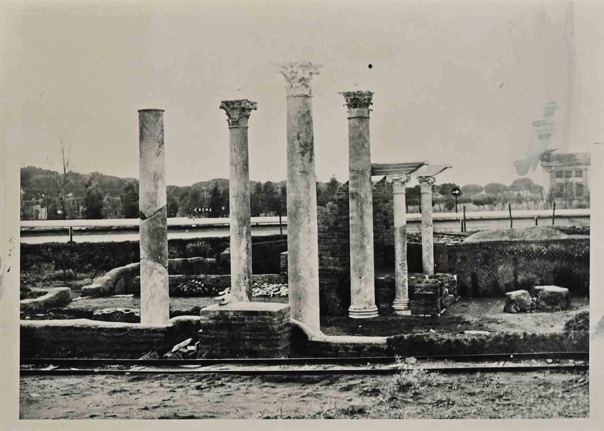 Figurative Photograph de Unknown - Las Columnas de la Antigua Ostia - Fotografía de época - 1962