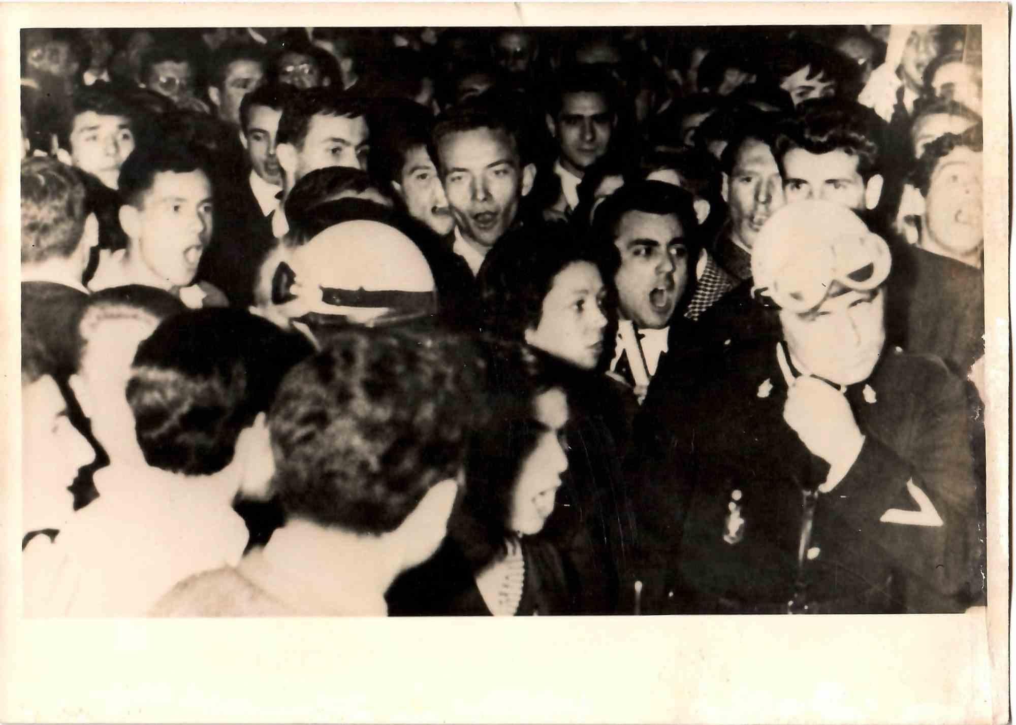 The Crowd Behind the Policemen (La foule derrière les policiers), Algérie - Photographie vintage, milieu du 20e siècle