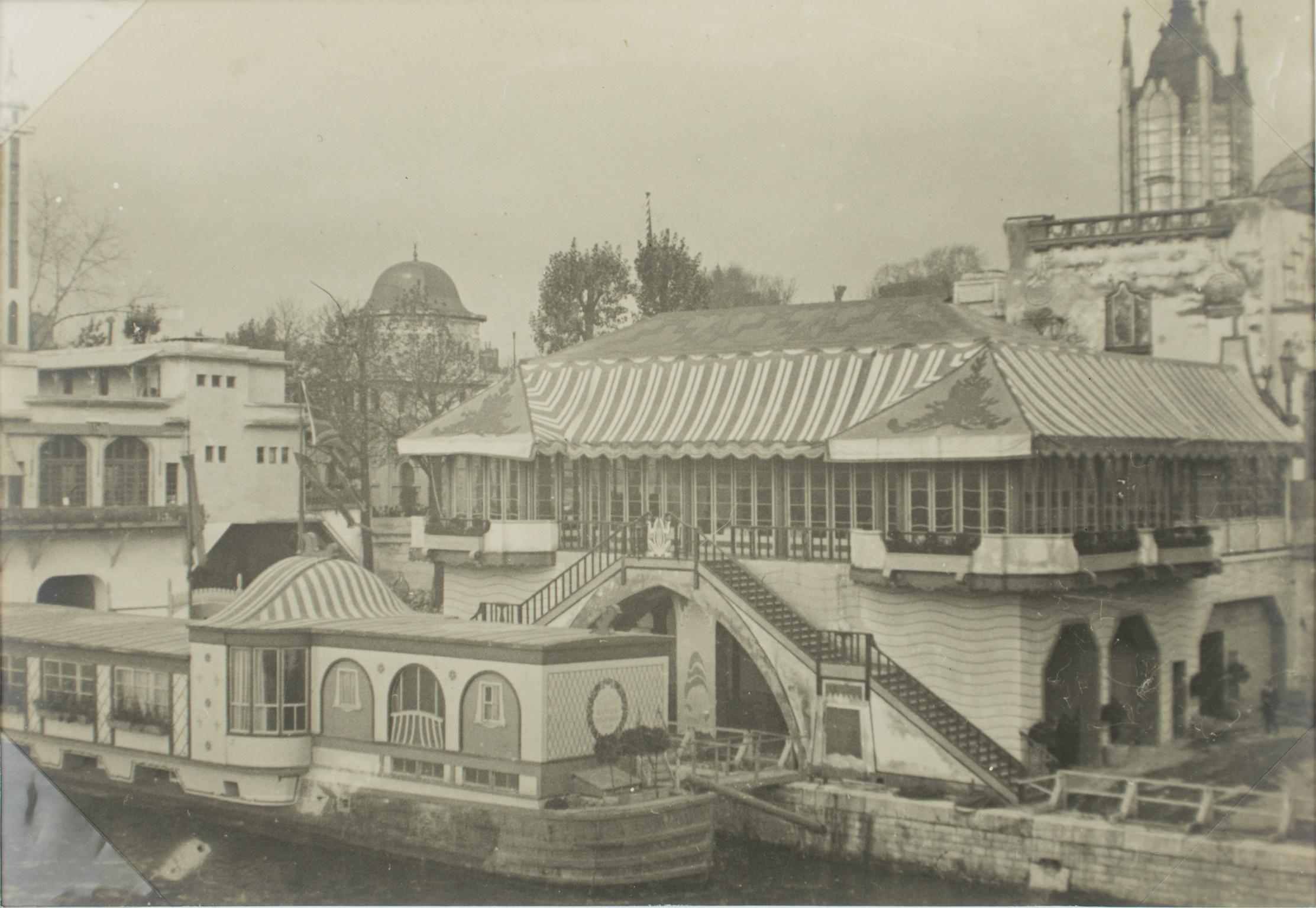 Unknown Black and White Photograph – Die Ausstellung für dekorative Kunst 1925 in Paris, Silber-Gelatine B und W-Fotografie