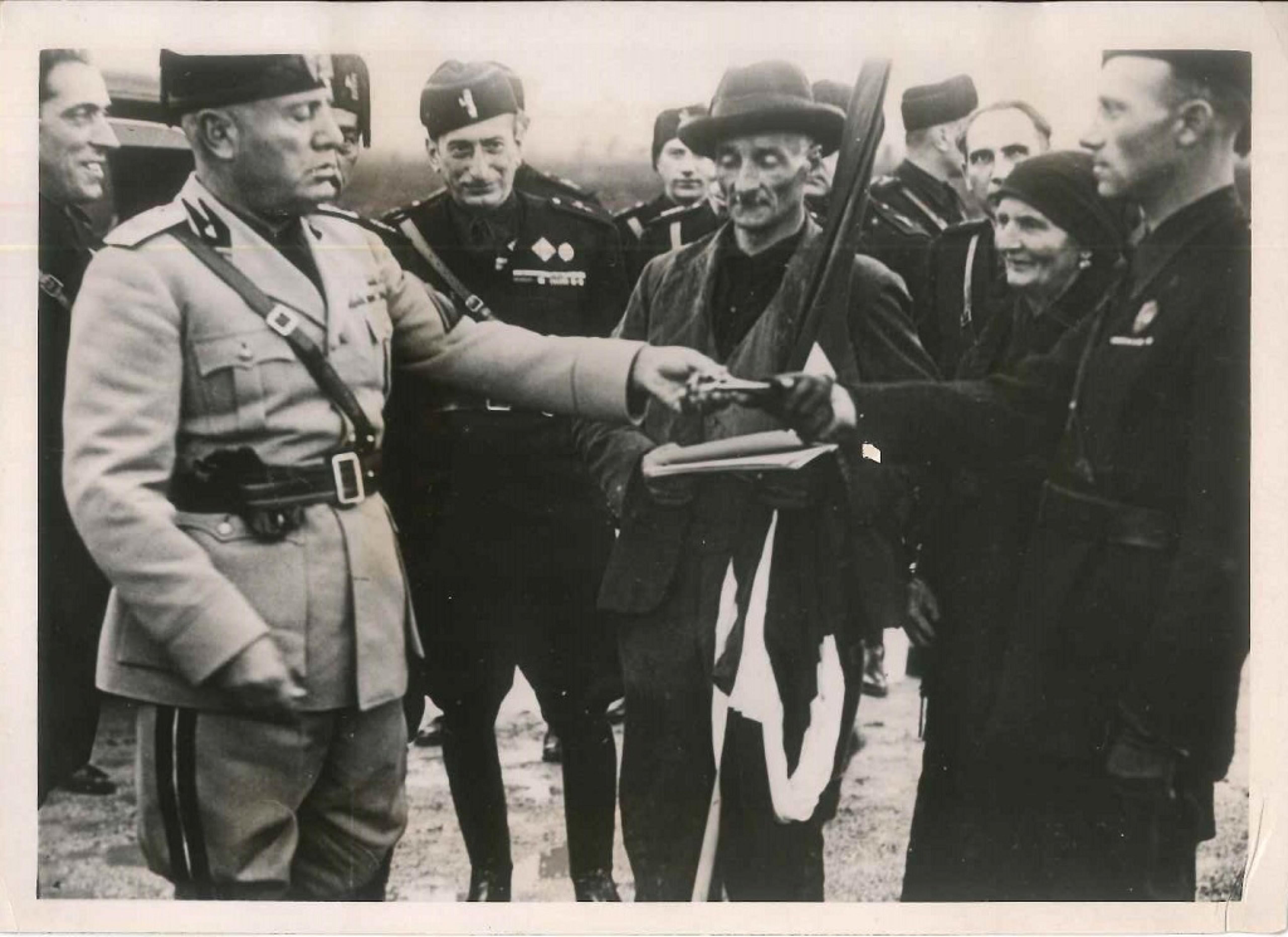 Unknown Figurative Photograph - The Duce and the Italian Farmers - Vintage Photo - 1930s