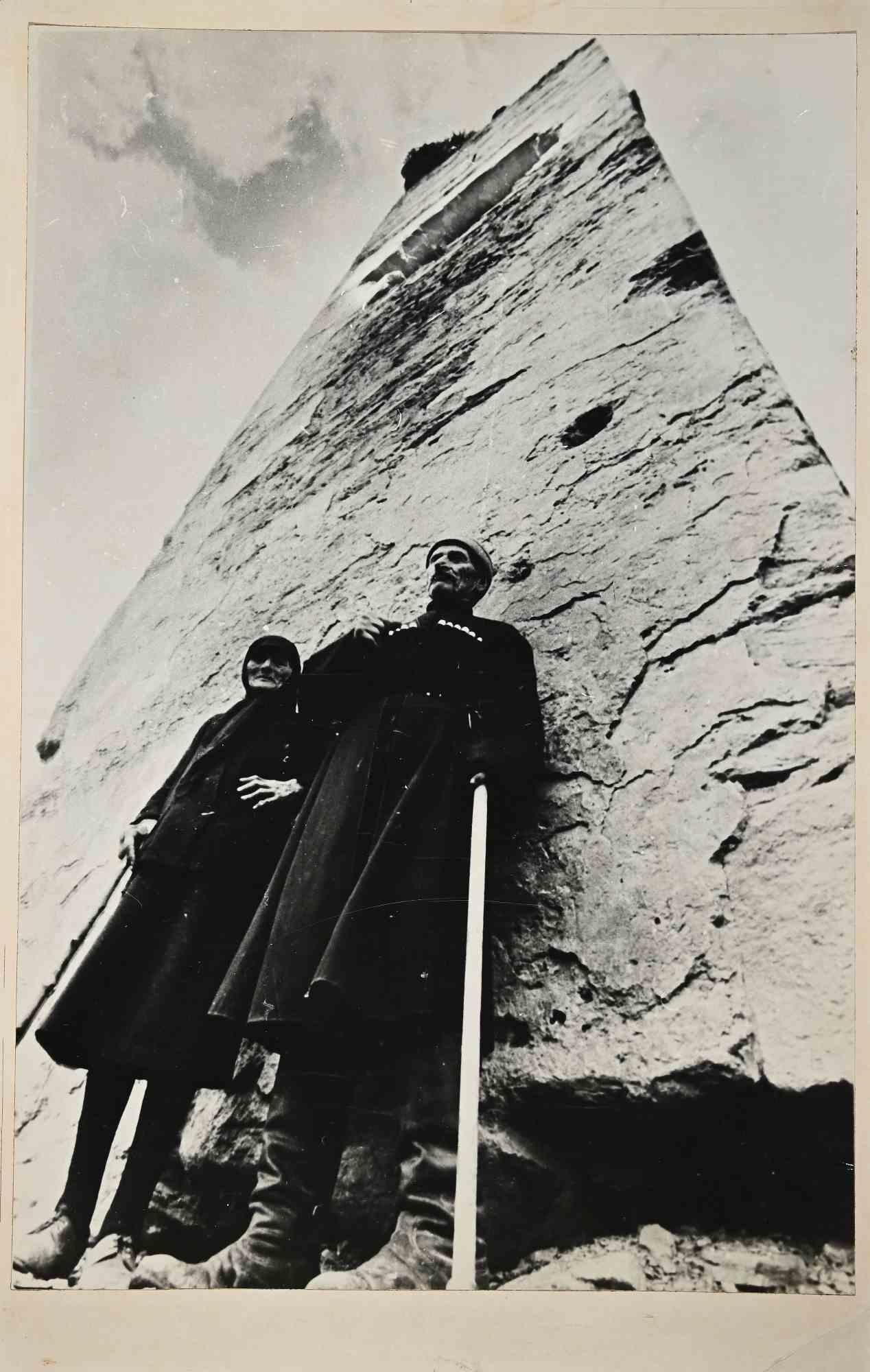 Figurative Photograph Unknown - Les ancêtres - Photographie vintage - Milieu du XXe siècle