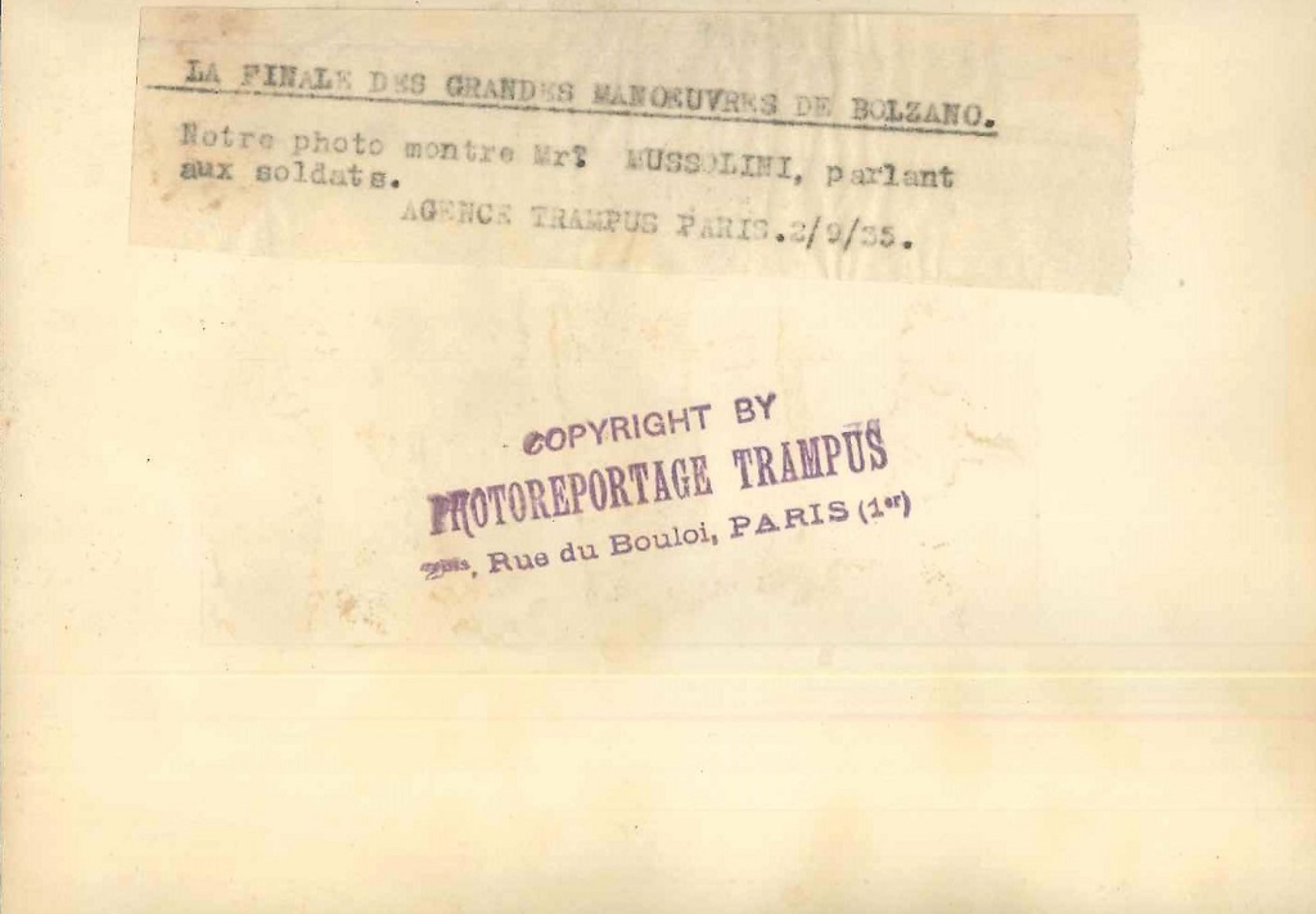 Photo vintage « The End of the Maneuvers in Bolzano » (La fin des maneuvers à Bolzano) - années 1930 - Photograph de Unknown