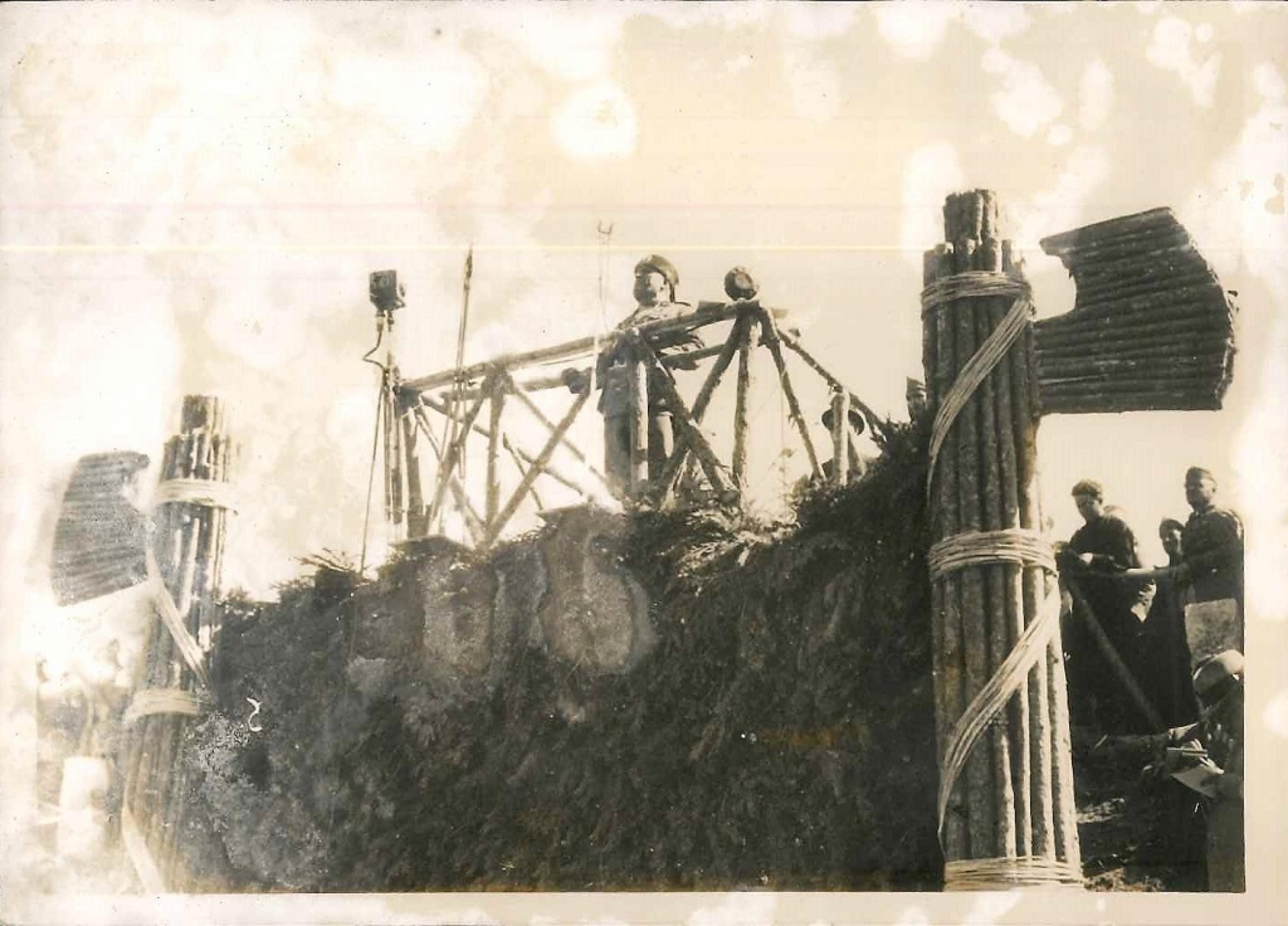 Unknown Figurative Photograph – The End of the Maneuvers in Bolzano - Vintage-Foto - 1930er Jahre