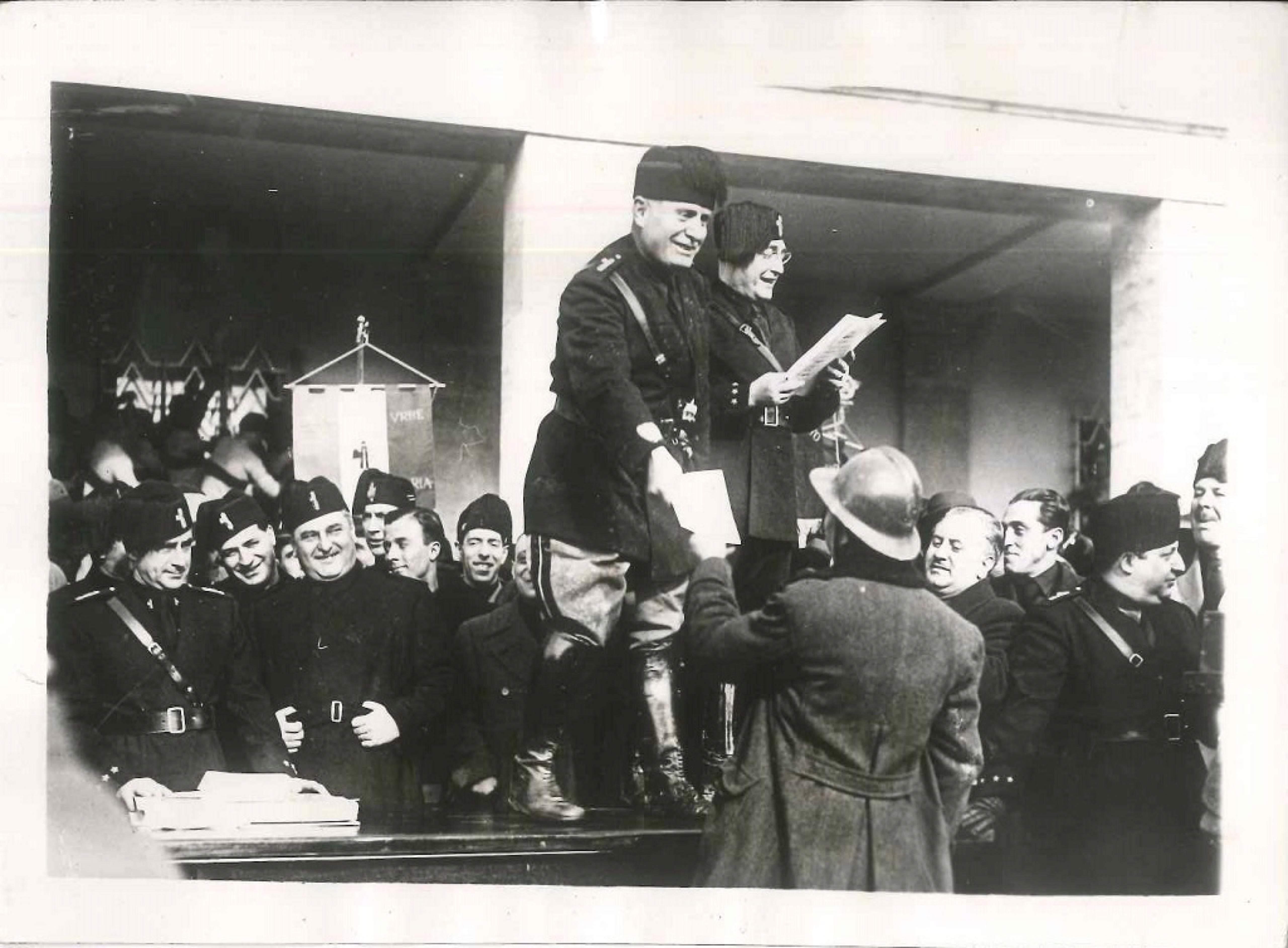 Figurative Photograph Unknown - Le premier anniversaire de la Fondation de Littoria  Photo vintage - 1933