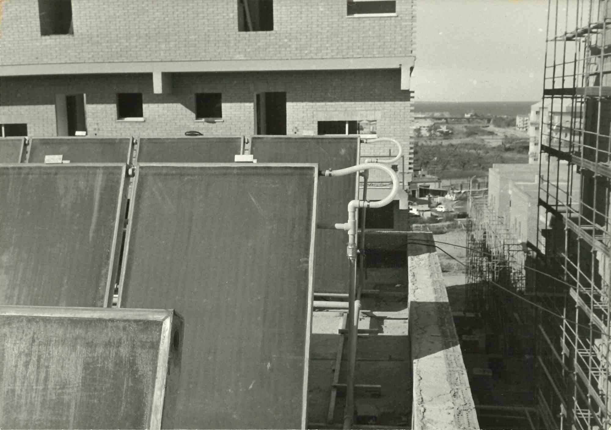 Figurative Photograph de Unknown - Los primeros paneles solares domésticos - Fotografía de época - Años 70
