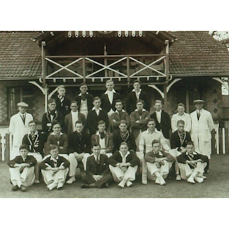 Classic c1930 photo of English cricket team of eleven at field house

Photo Sz: 5 3/4