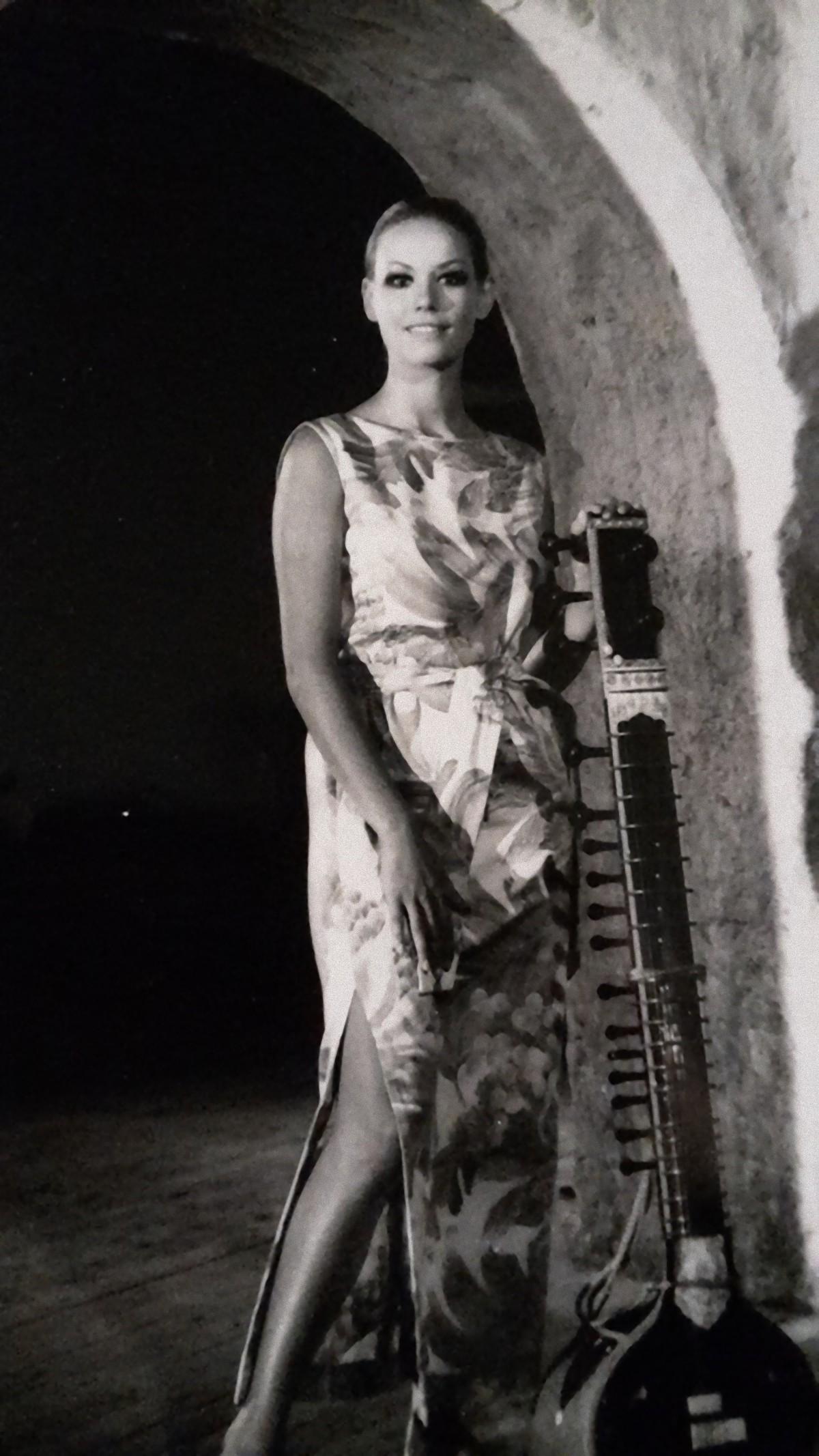 Figurative Photograph de Unknown - La actriz francesa Claudine Auger - Fotografía vintage en blanco y negro - 1968