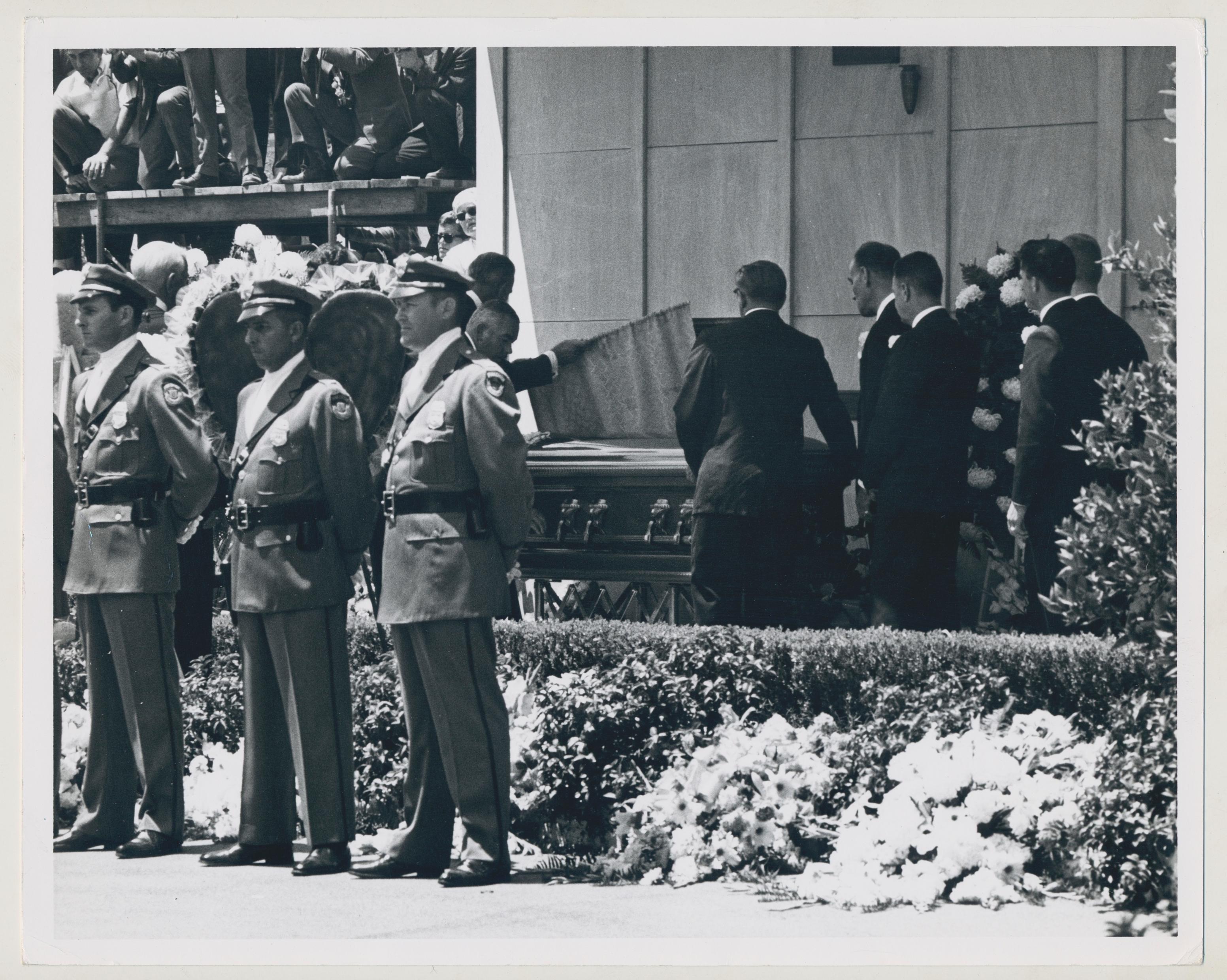 The funeral of Marilyn Monroe, 8th August 1962, 21, 4 x 25, 2 cm - Art by Unknown