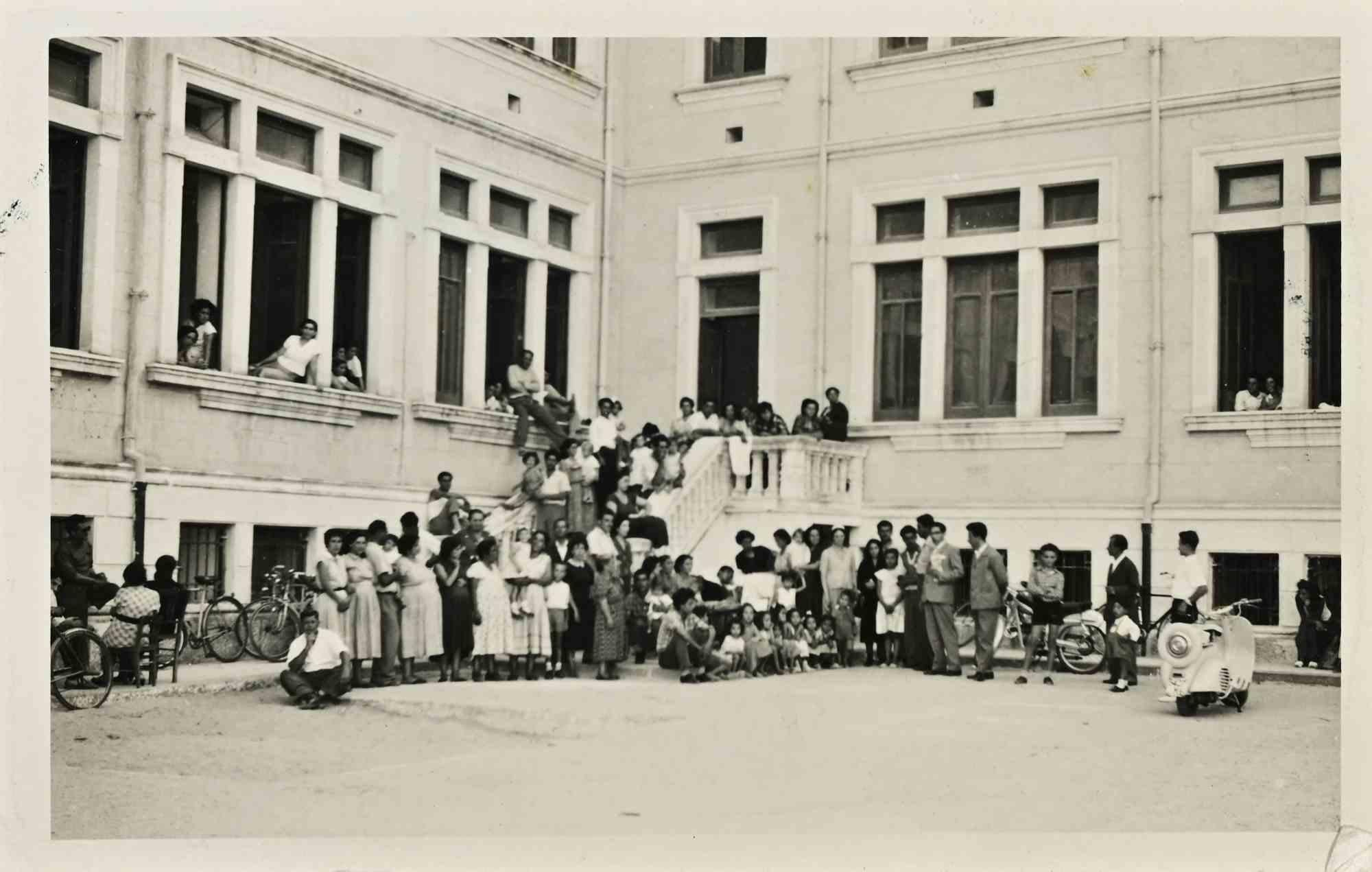 Figurative Photograph de Unknown - Las familias sin techo - Foto de época - Años 60