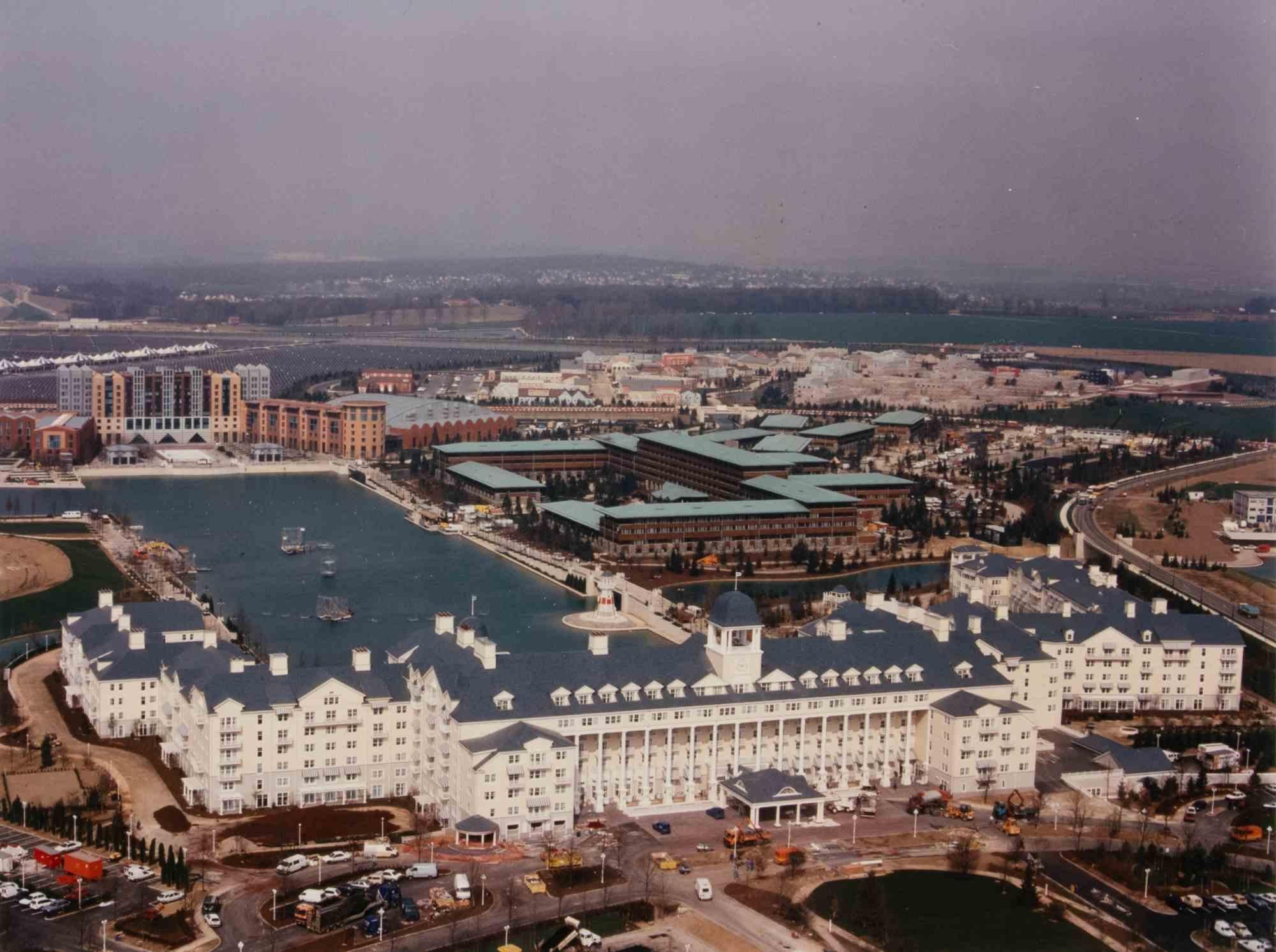 Unknown Landscape Photograph – The Hotels on Lake Buena Vista – Vintage-Fotografie – 1990er-Jahre
