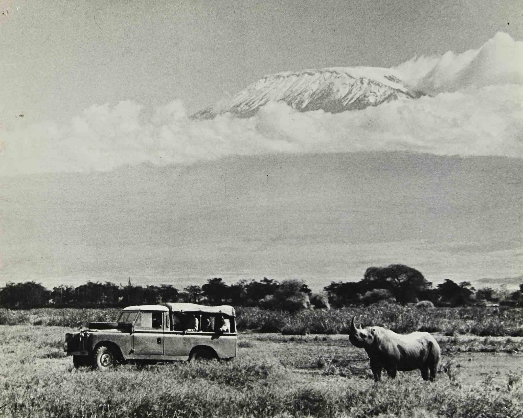Figurative Photograph de Unknown - En  Caza  Safari -  Foto - 1964