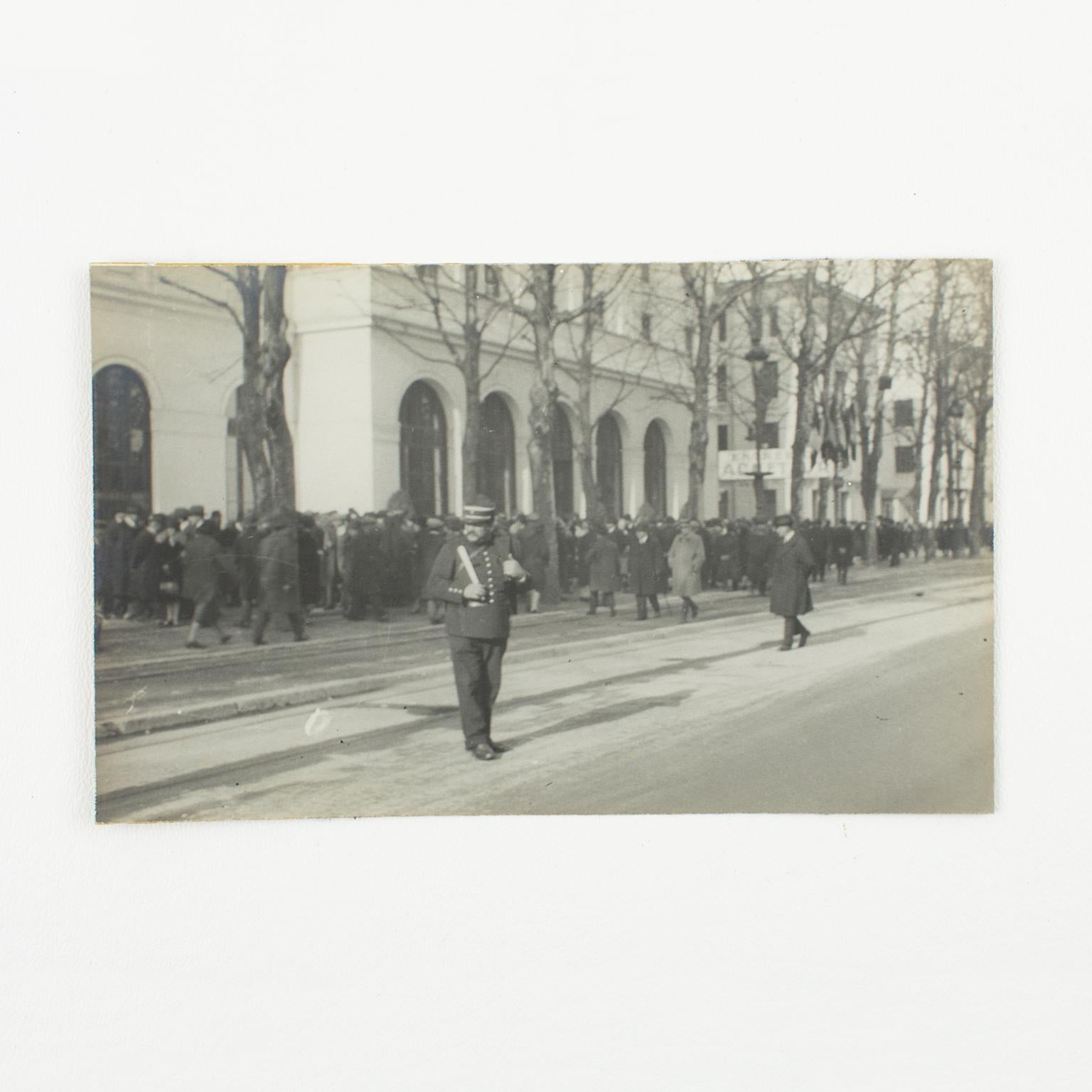La Fiera Internazionale di Lione, Francia, fotografia alla gelatina d'argento B e W, 1927 - Photograph Art Déco di Unknown