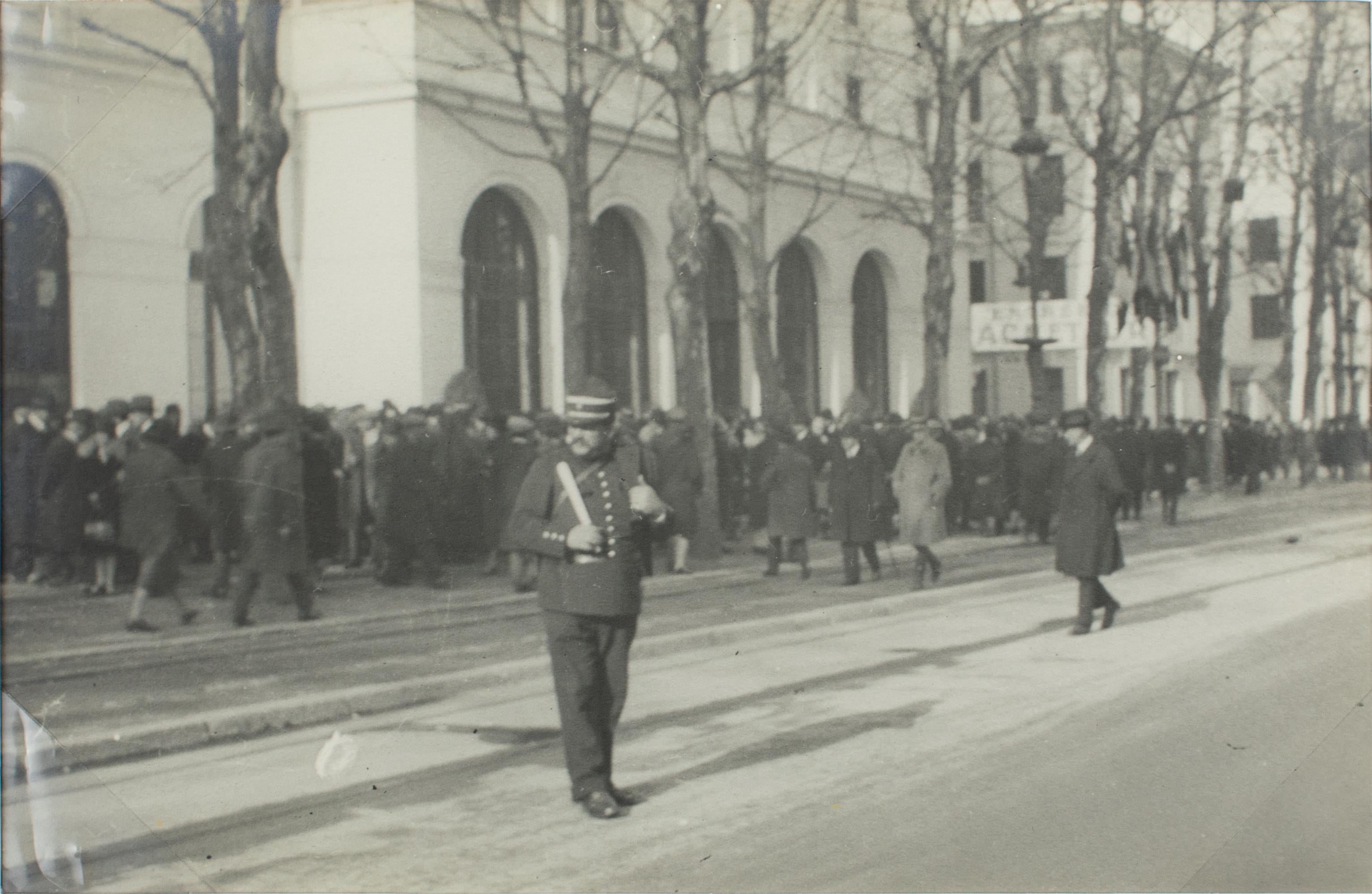 Un'unica fotografia originale alla gelatina d'argento in bianco e nero. La Fiera Internazionale d'Autunno di Lione, Francia, 16 marzo 1927. 
La folla si precipita all'ingresso della Fiera Internazionale d'Autunno di Lione il primo giorno di