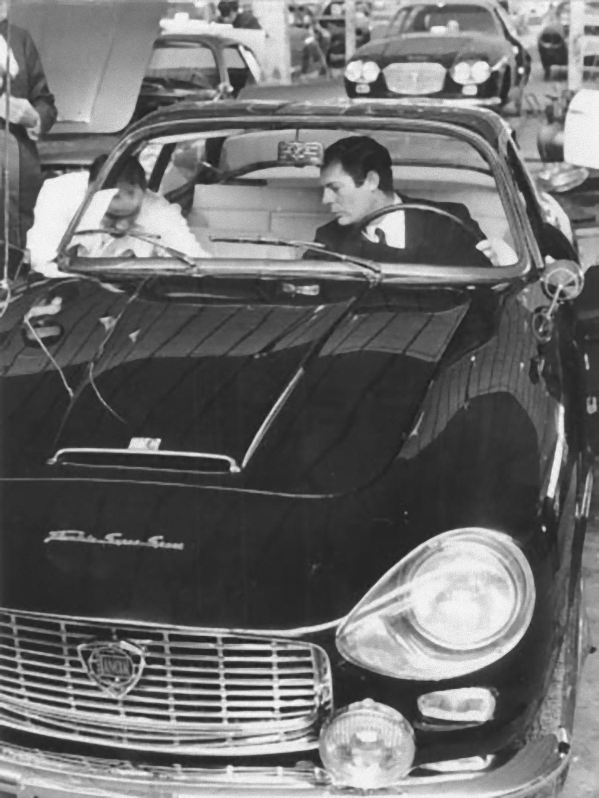Portrait Photograph di Unknown - L'attore italiano Marcello Mastroianni - Fotografia vintage in b/n - 1965