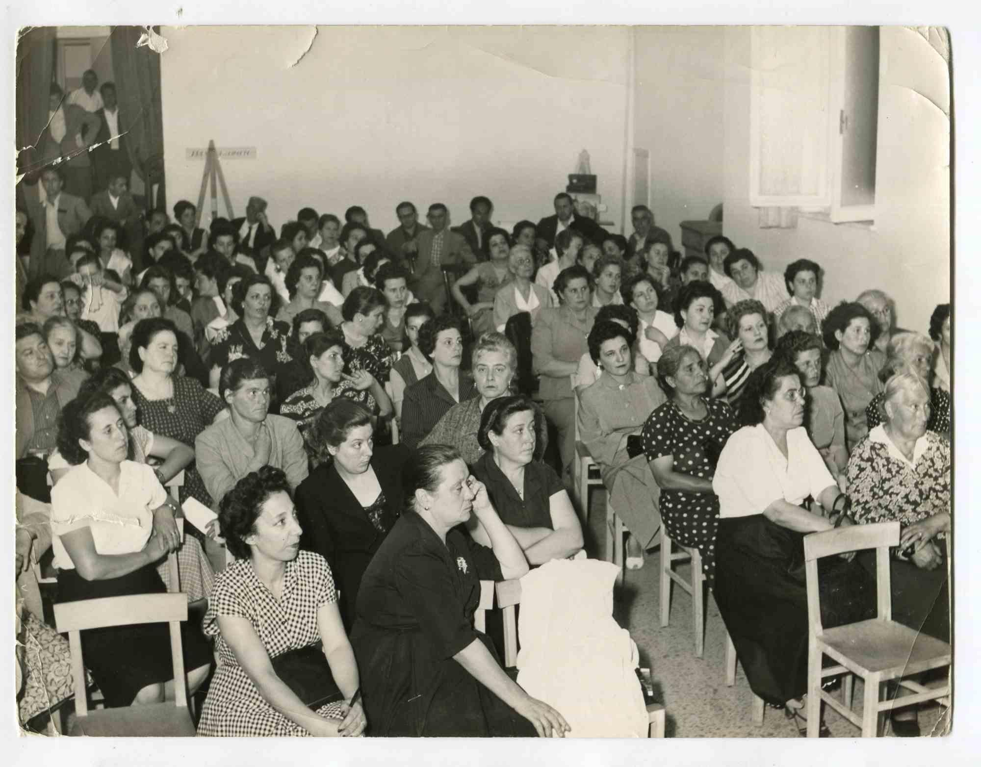 Unknown Portrait Photograph – The Lecture - Vintage-Fotografie über die Rechte von Frauen – 1960er Jahre