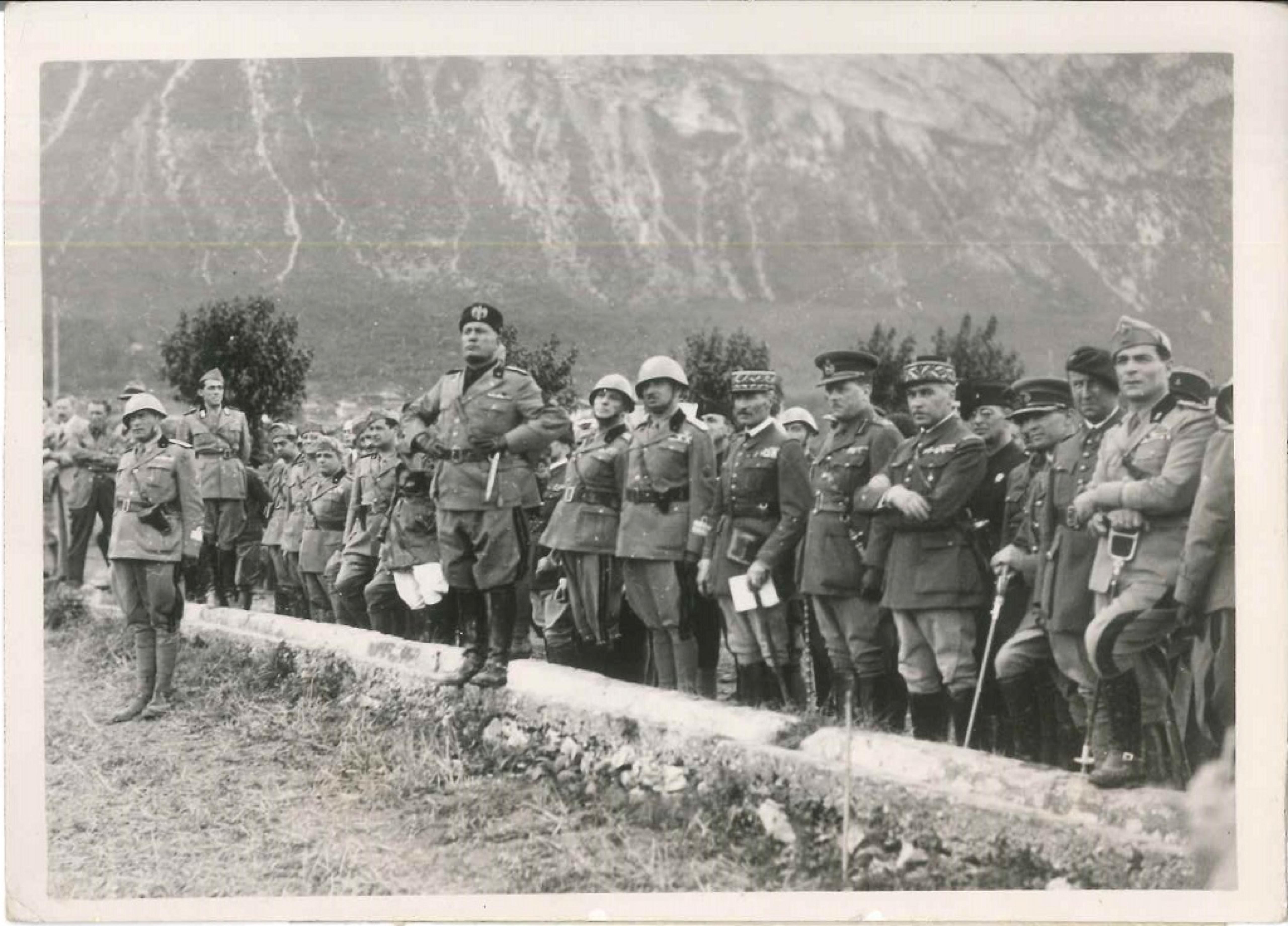 Unknown Figurative Photograph – The Manoeuvres of the Brenner - Vintage-Foto - 1935