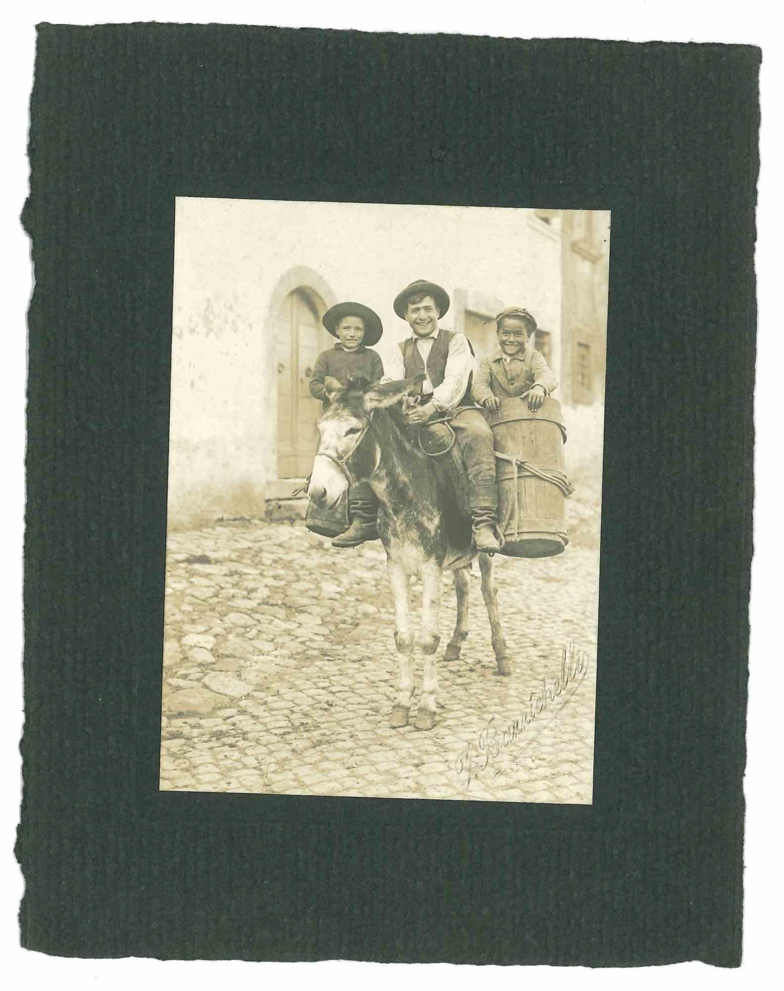 Unknown Portrait Photograph – Die alten Tage – Vater und Kinder  Riding - frühes 20. Jahrhundert