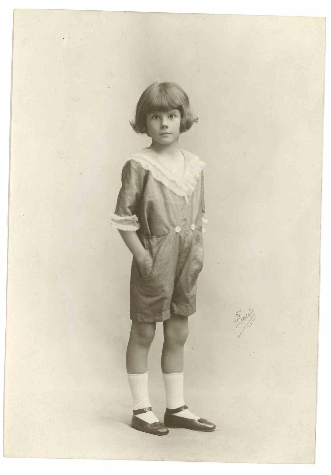 Unknown Figurative Photograph – Die alten Tage – Kleines Kind – frühes 20. Jahrhundert
