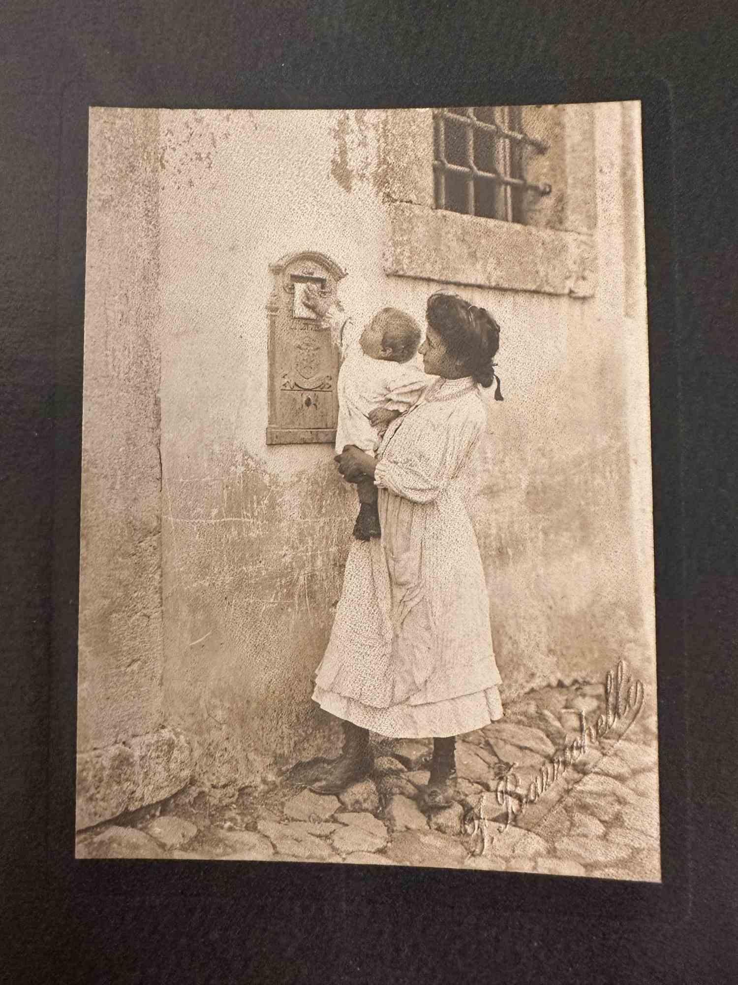 Unknown Figurative Photograph – Die alten Tage  Foto – Mädchen und Kind – frühes 20. Jahrhundert