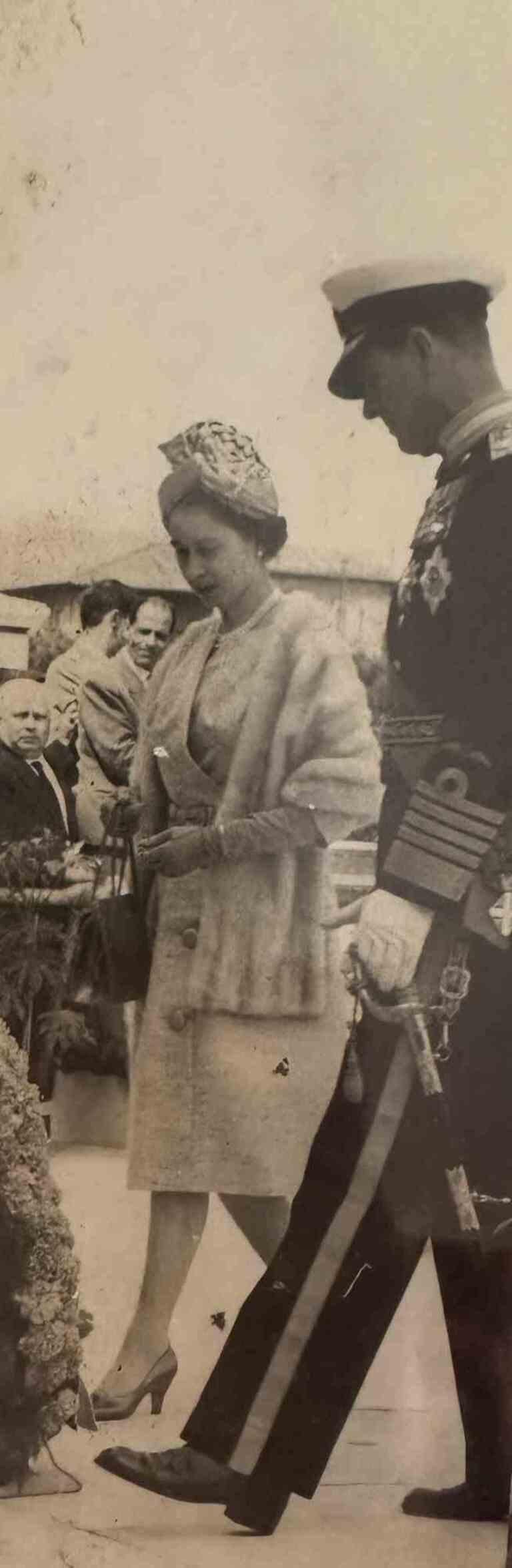 Unknown Figurative Photograph - The Old Days Photo - Queen Elizabeth - Vintage Photo - Mid-20th Century
