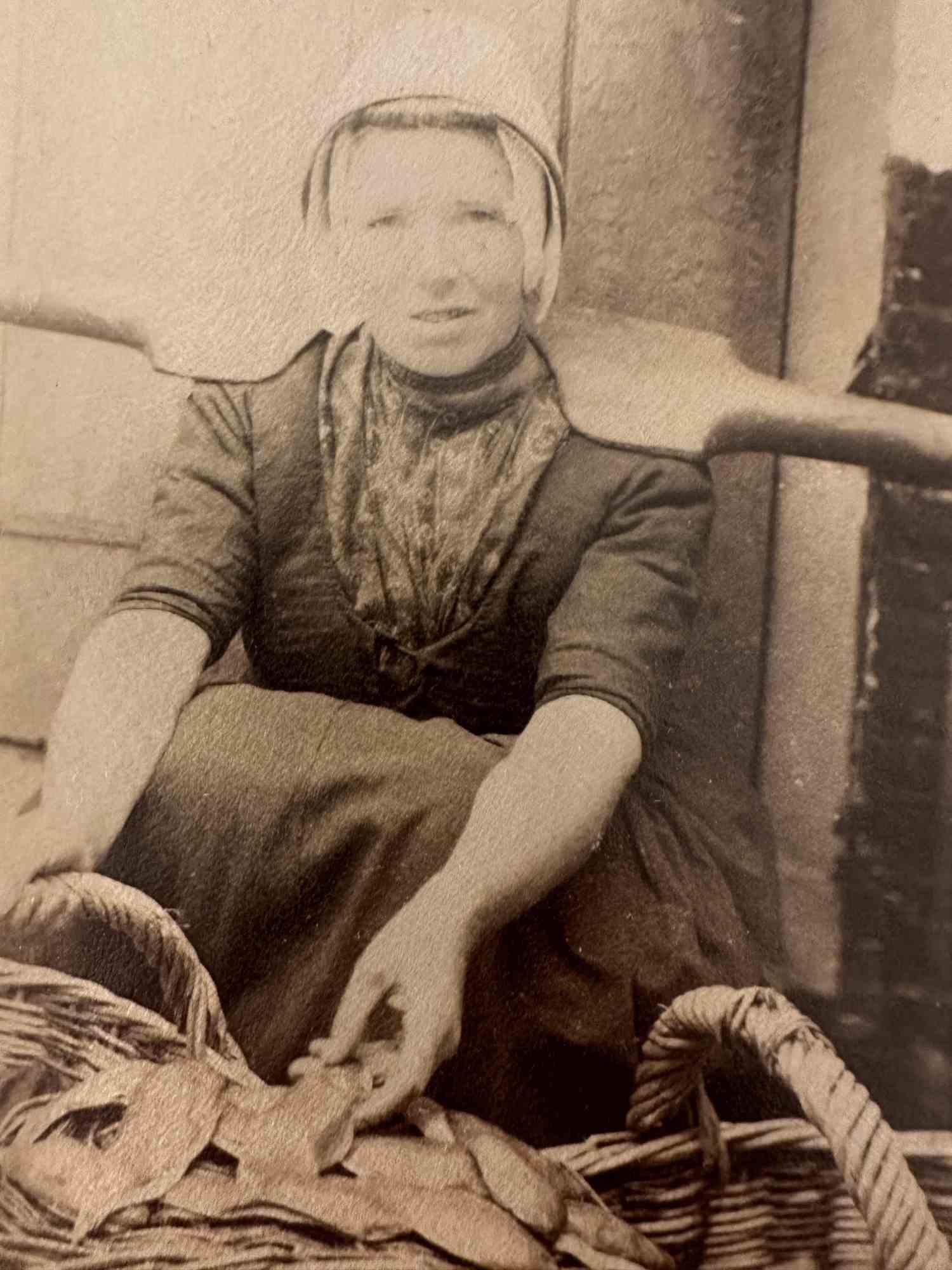 Unknown Portrait Photograph – The Old Days - Frau in Hollandaise Kostüm - Anfang des 20. Jahrhunderts