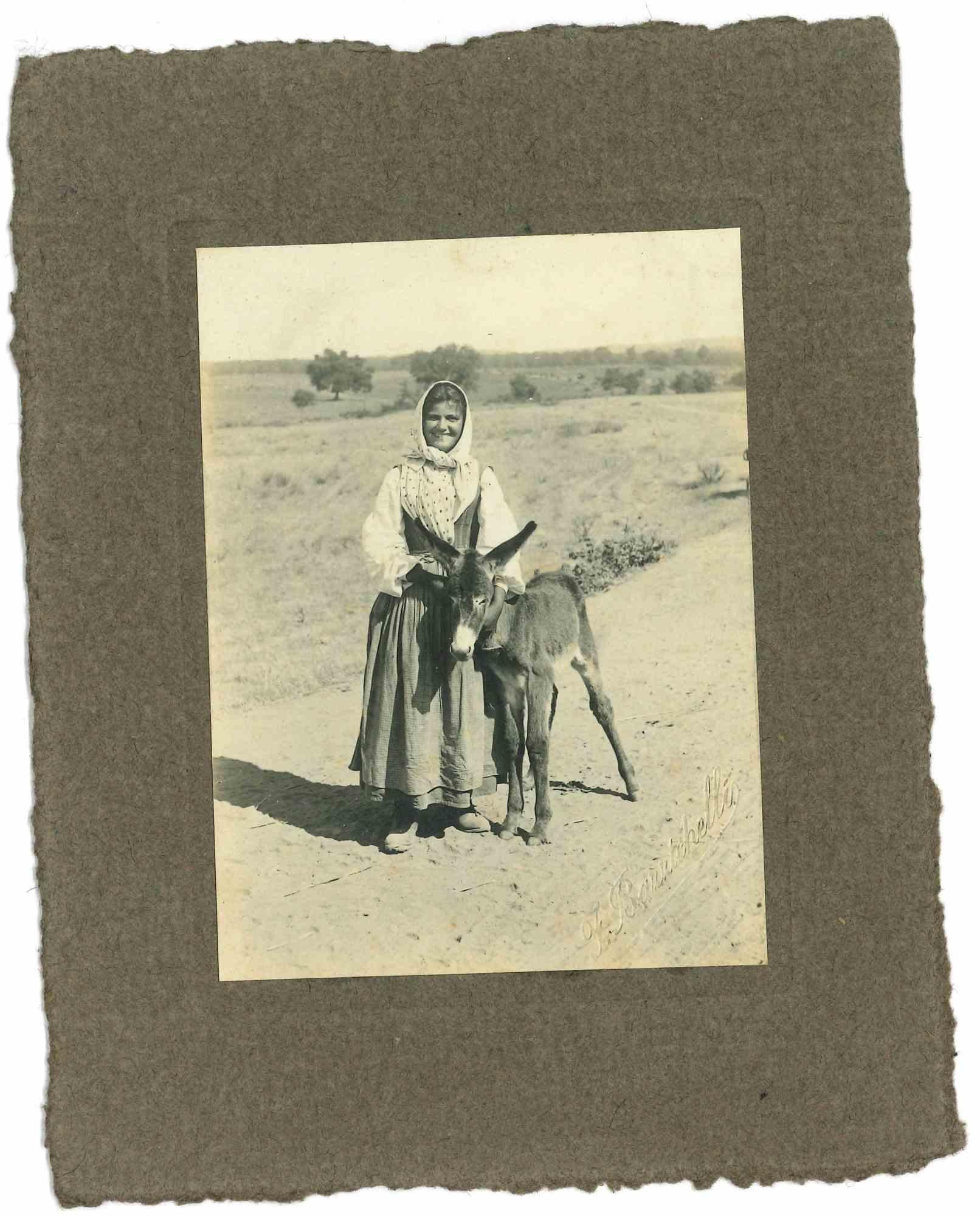 Unknown Figurative Photograph – Die alten Tage – Frau mit Esel – Frau mit Esel – frühes 20. Jahrhundert