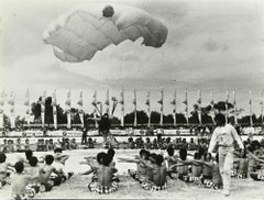 The Parachutist – Vintage-Fotografie – Mitte des 20. Jahrhunderts