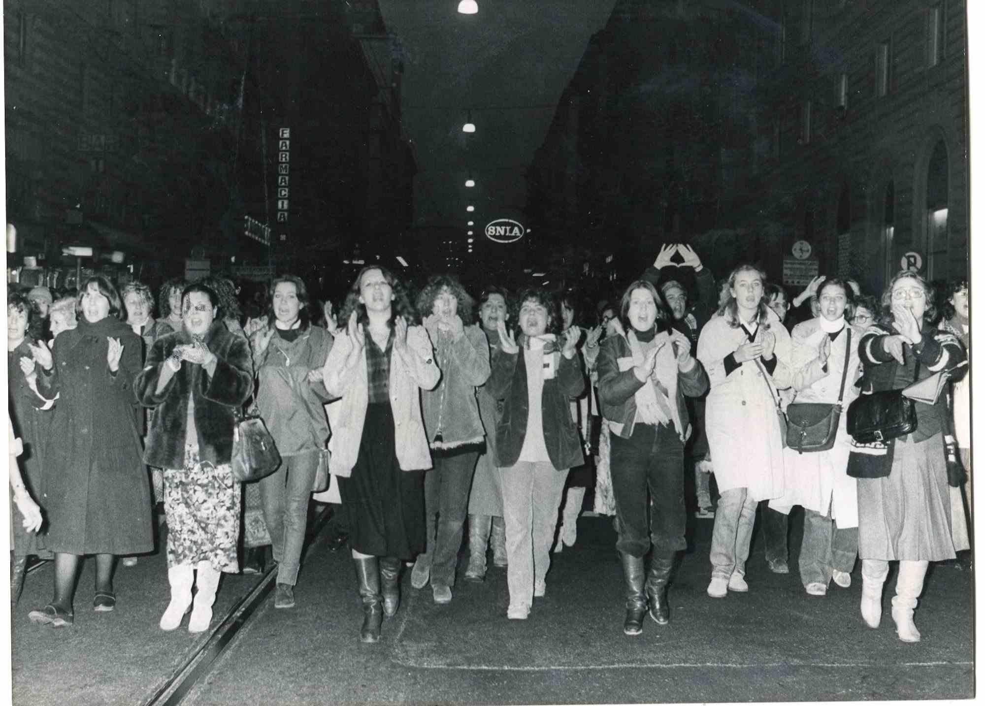 Unknown Black and White Photograph – The Protest - Historische Fotografie über die feministische Bewegung - 1978