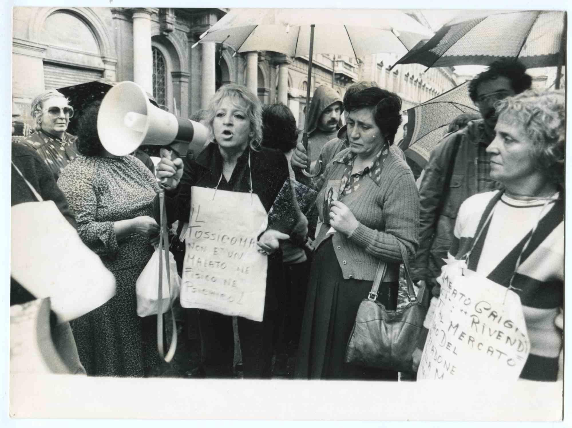 Unknown Black and White Photograph – The Protest - Historische Fotografie über die feministische Bewegung - 1980