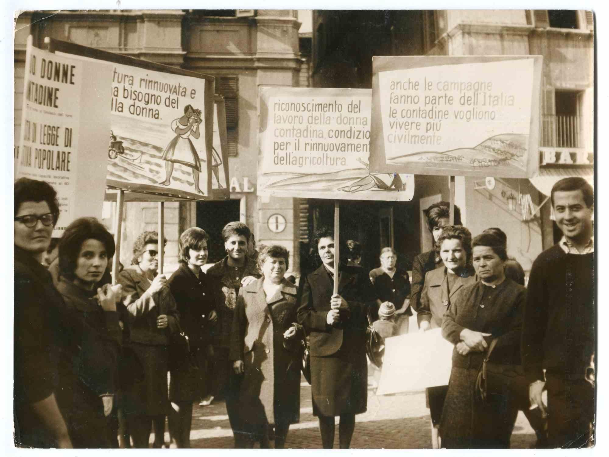Unknown Portrait Photograph – The Protest – Historische Fotografien über die feministische Bewegung – 1960er Jahre