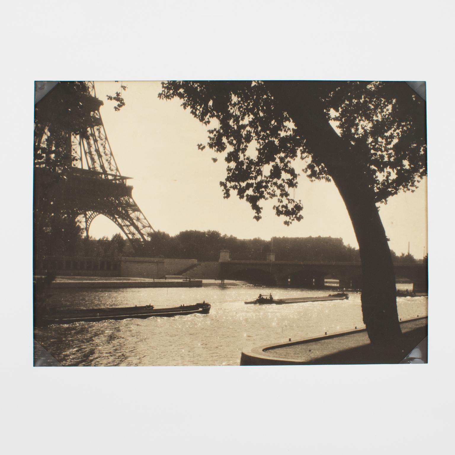 El río Sena y la Torre Eiffel, París, Fotografía en gelatina de plata B y W en venta 1