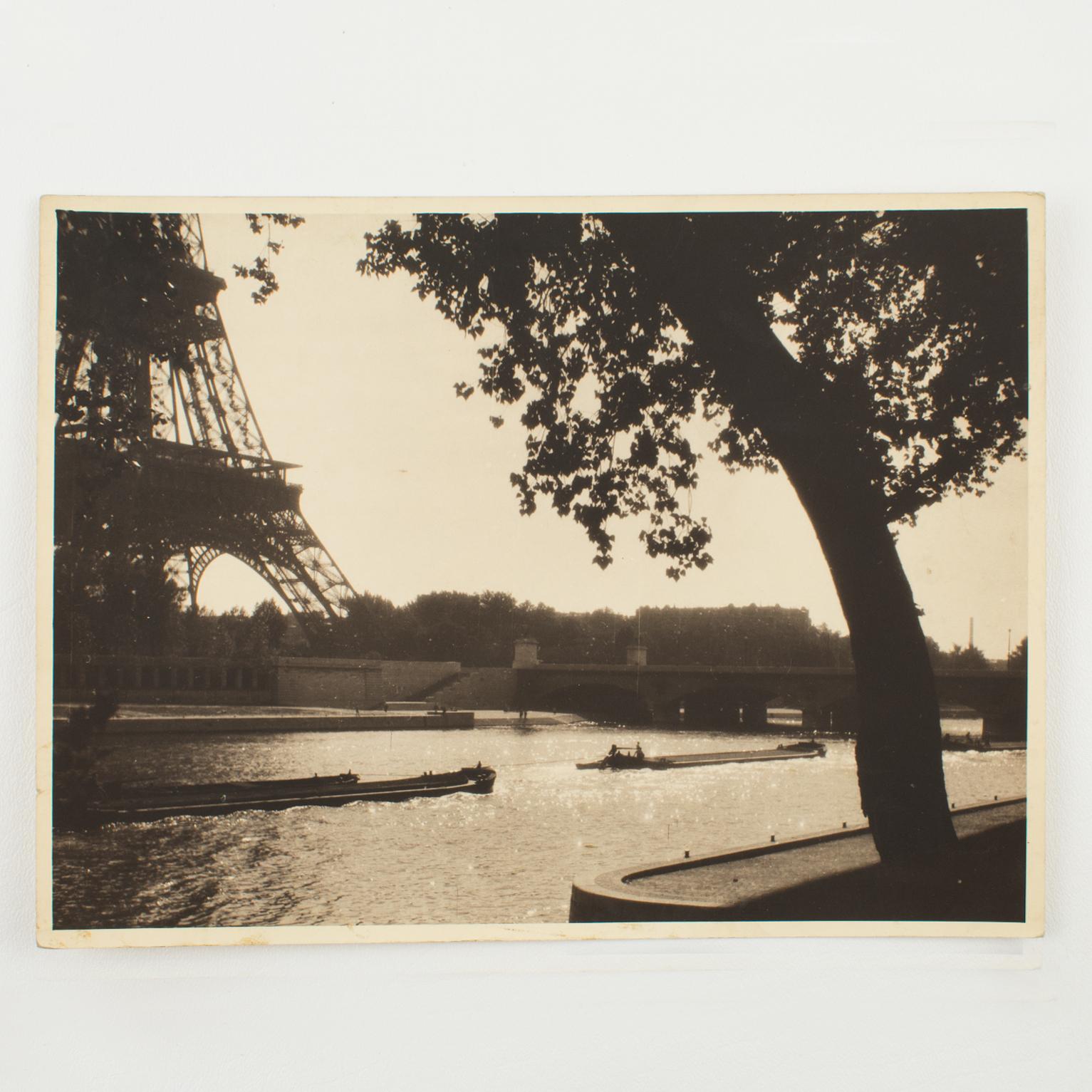 El río Sena y la Torre Eiffel, París, Fotografía en gelatina de plata B y W en venta 2