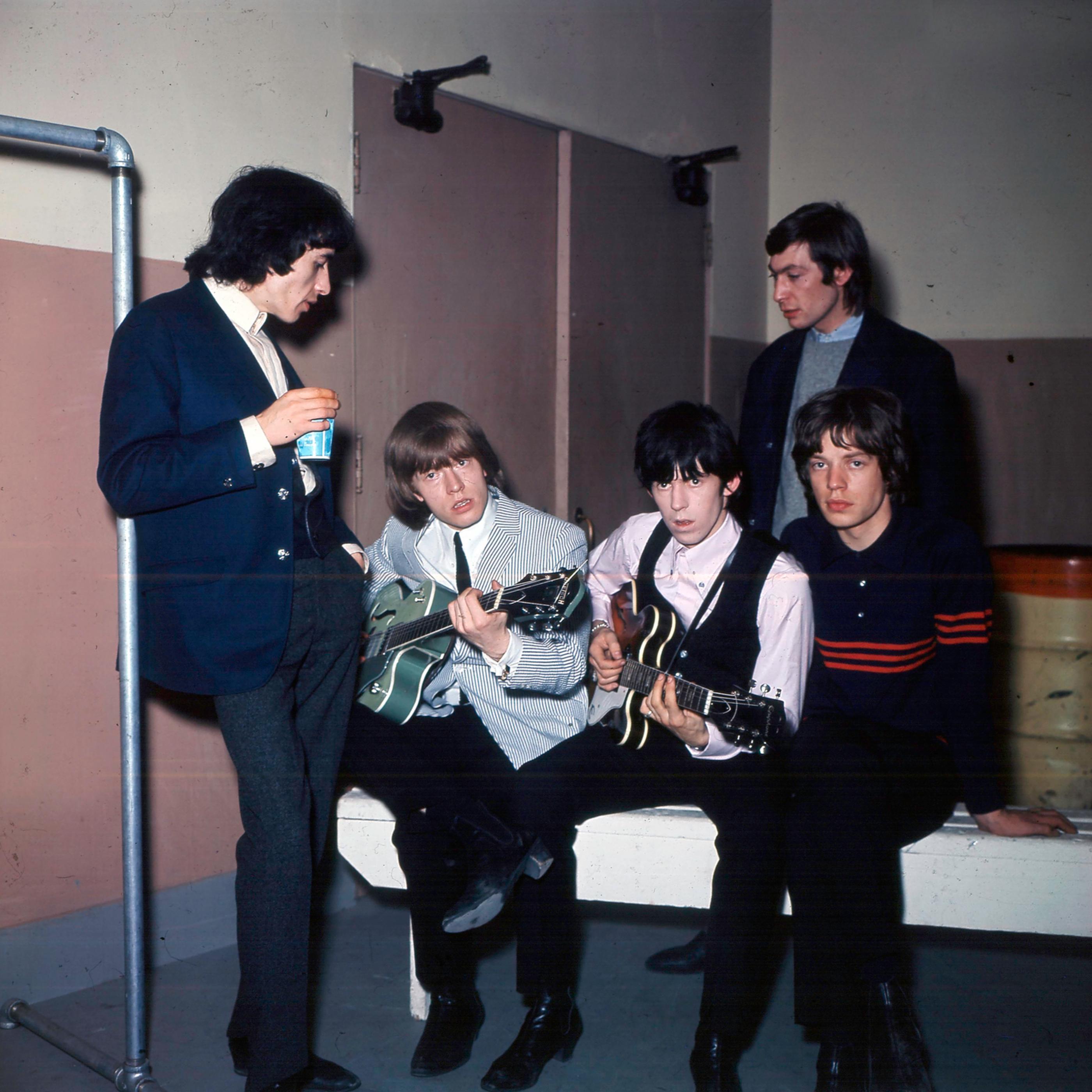 Unknown Portrait Photograph – The Rolling Stones hinter der Bühne