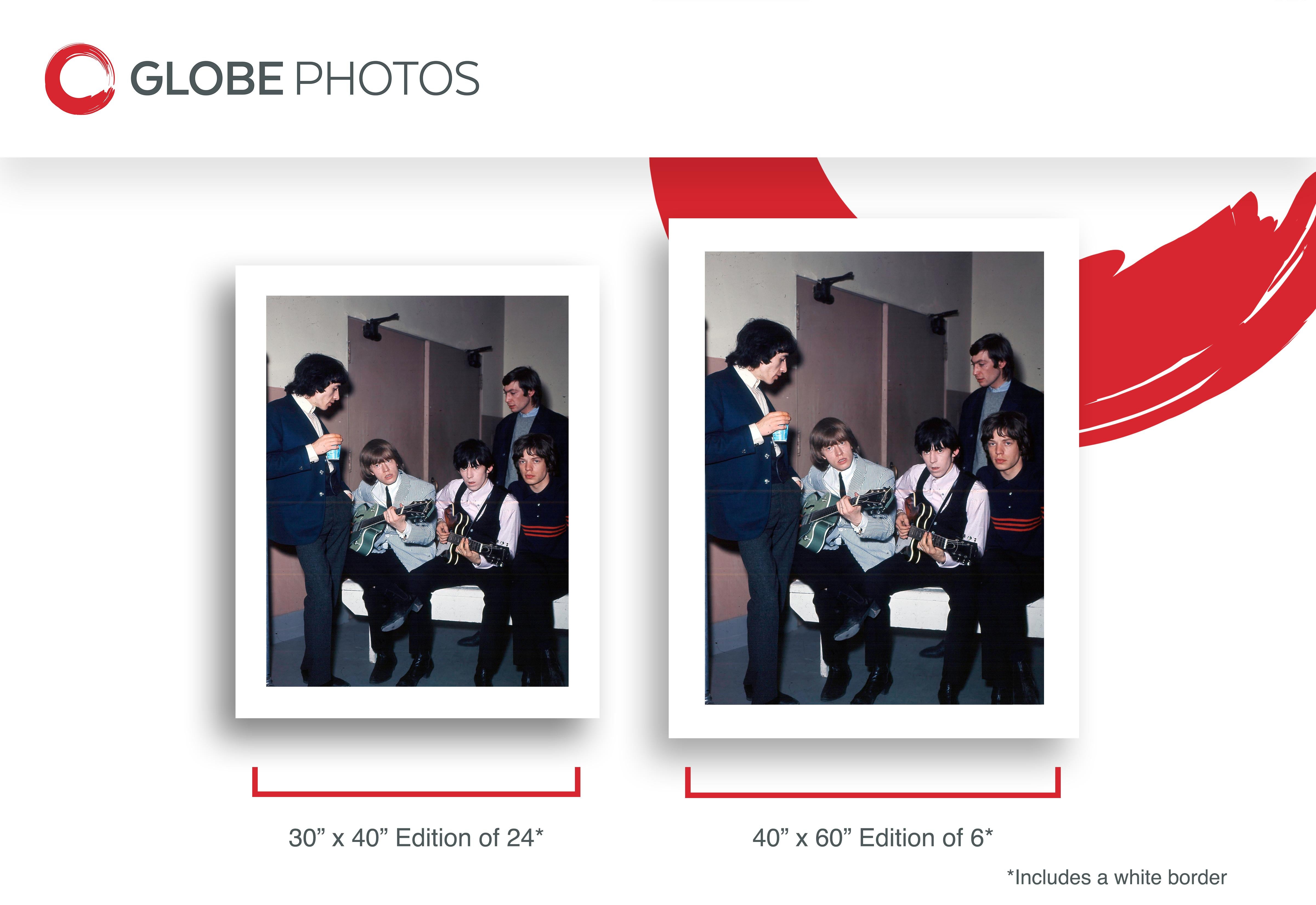The Rolling Stones hinter der Bühne (Schwarz), Portrait Photograph, von Unknown