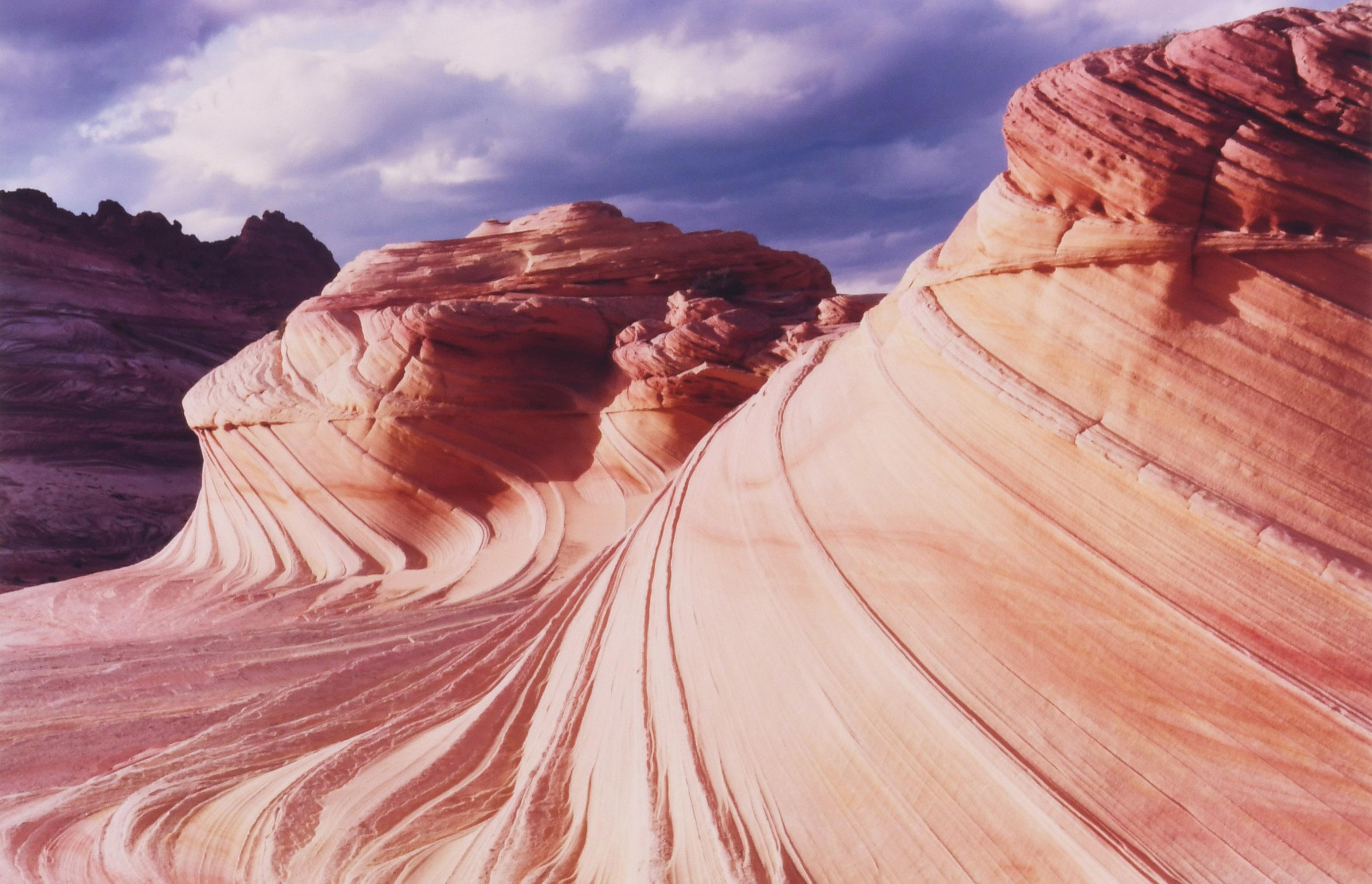 La deuxième vague, Coyote Buttes, Paria Canyon-Vermilion Clift Wilderness, AR - Naturalisme Photograph par Unknown