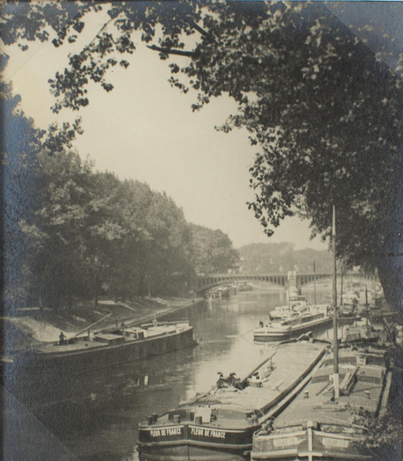 Un'unica fotografia originale alla gelatina d'argento in bianco e nero. Veduta di Charenton le Pont, sobborgo orientale di Parigi, Francia, giugno 1926. 
Questa fotografia originale mostra una vista del canale con le sue chiatte a Charenton le Pont,