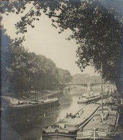 La Seine et Barges près de Paris en 1926, photographie à la gélatine argentique B et W