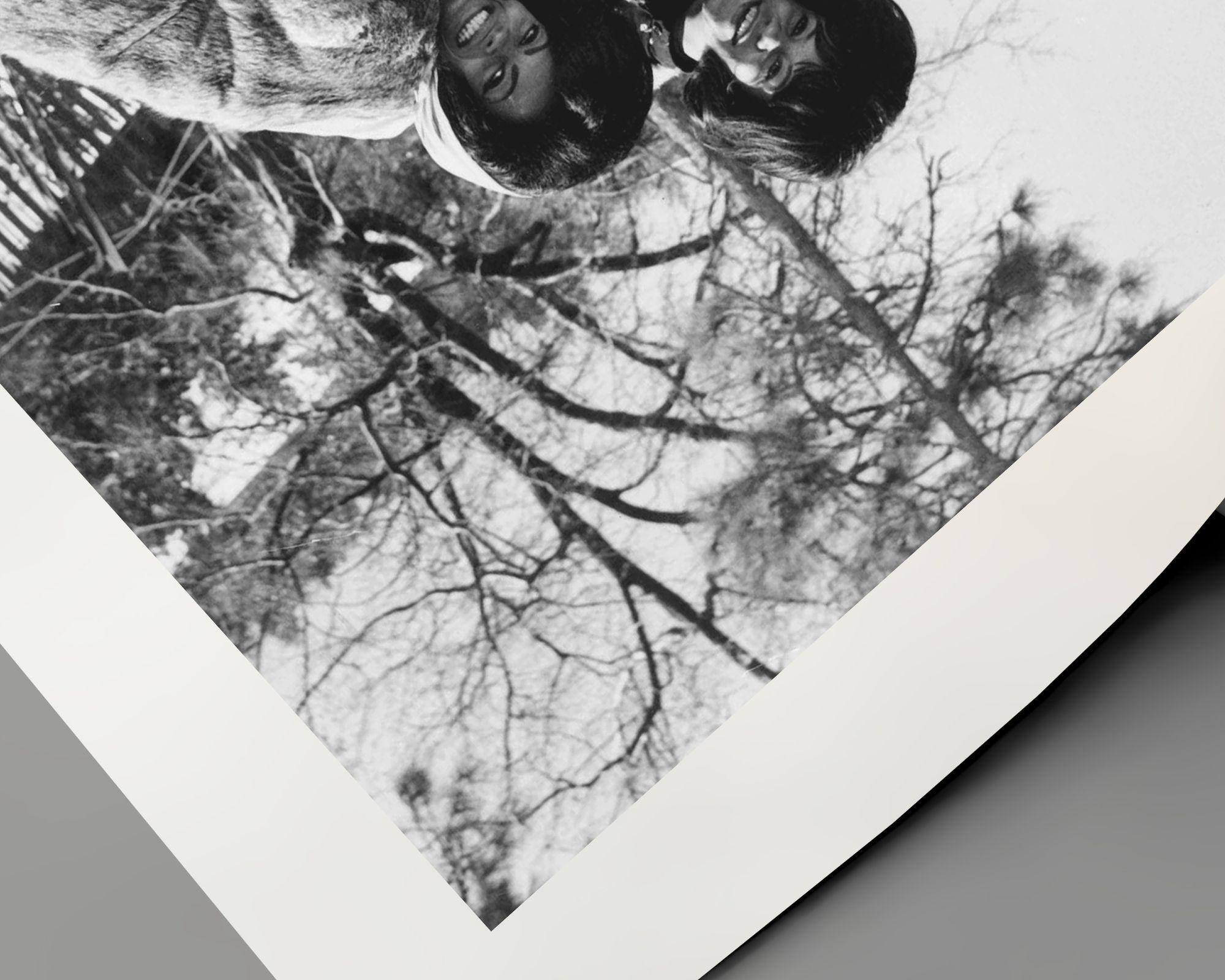 Le Supremes sulla neve - Photograph Contemporaneo di Unknown