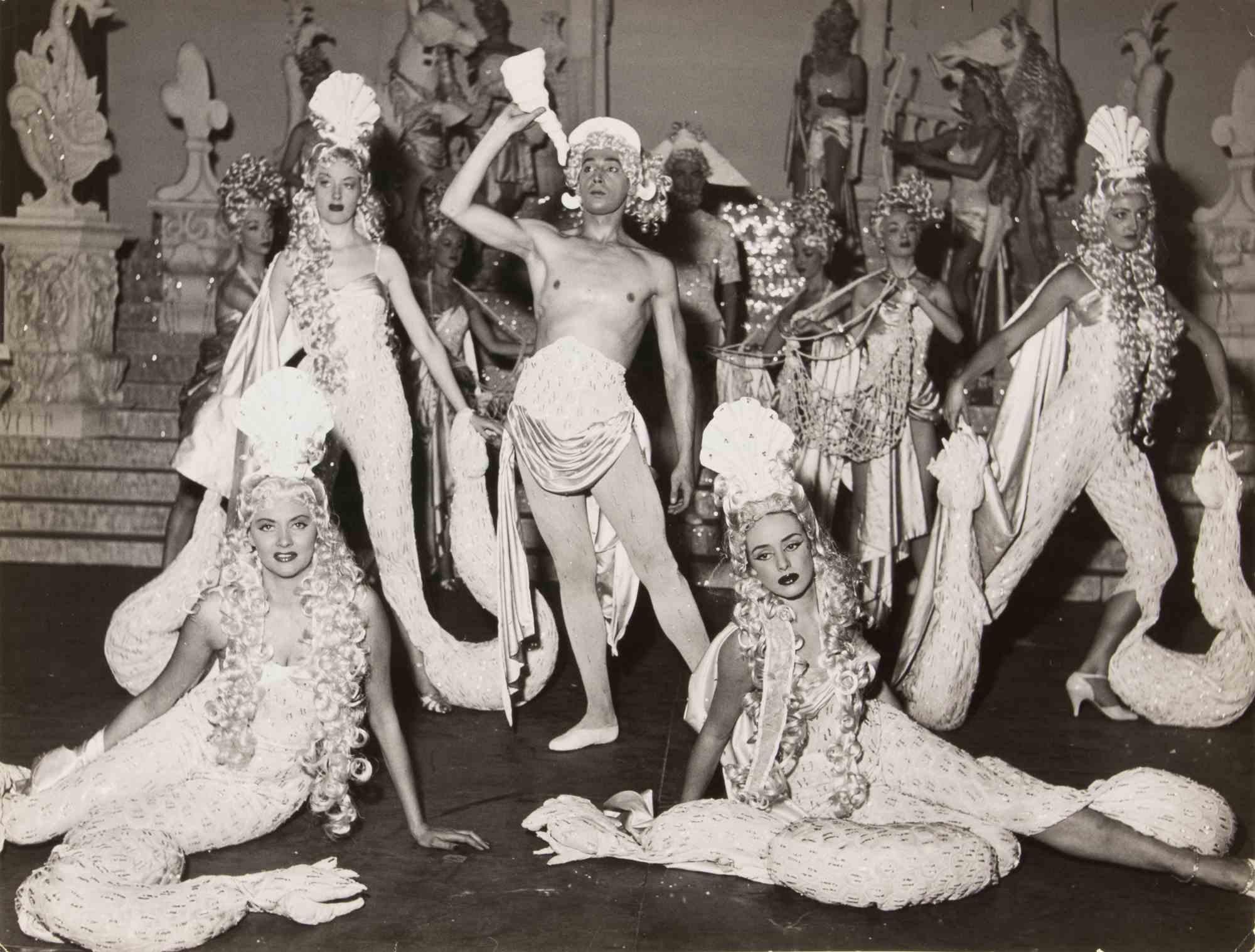 Unknown Figurative Photograph - The Trevi Fountain Group - Vintage Photograph - 1950s
